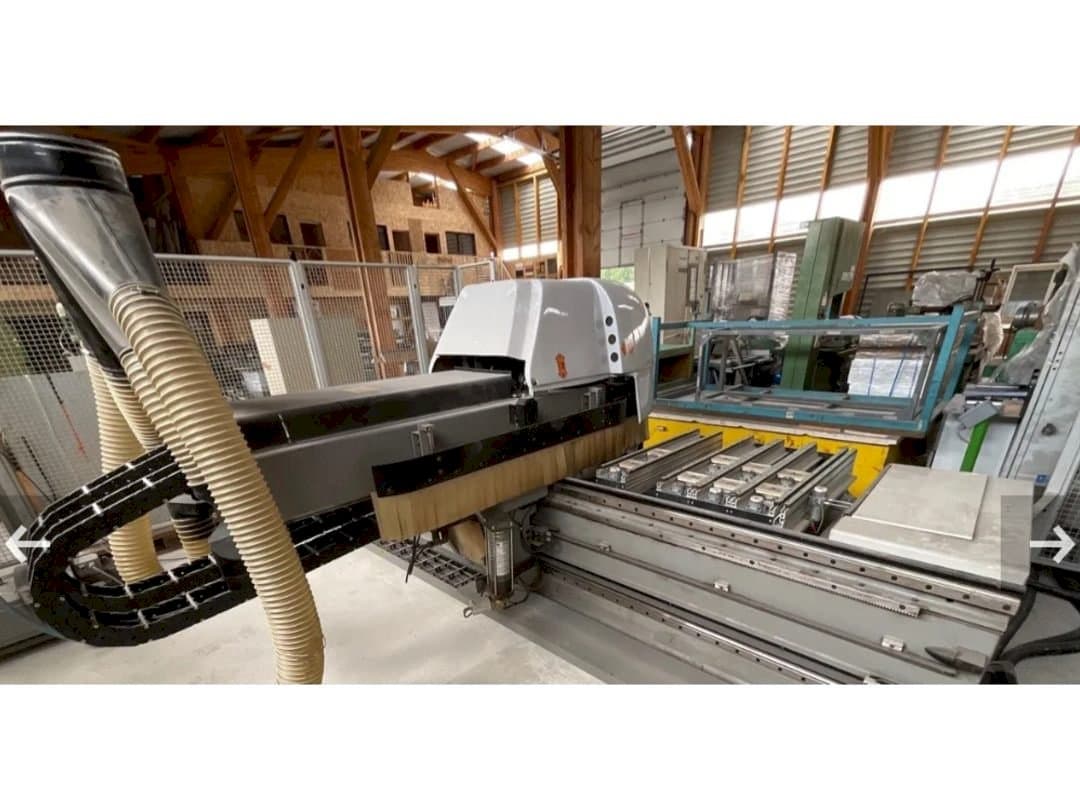 Frontansicht der BIESSE Rover 321 R Maschine