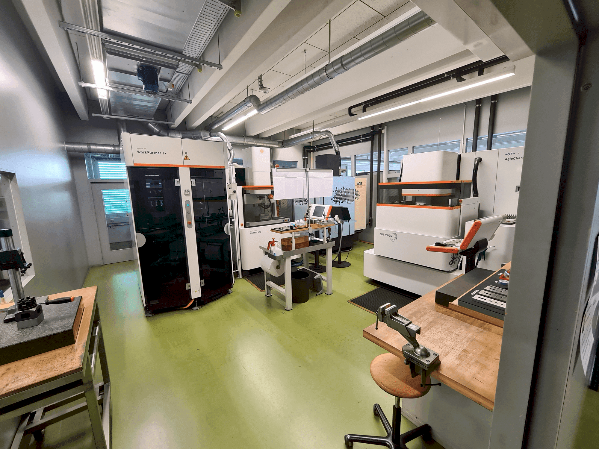 Frontansicht der AGIE AGIETRON INNOVATION 2  Maschine