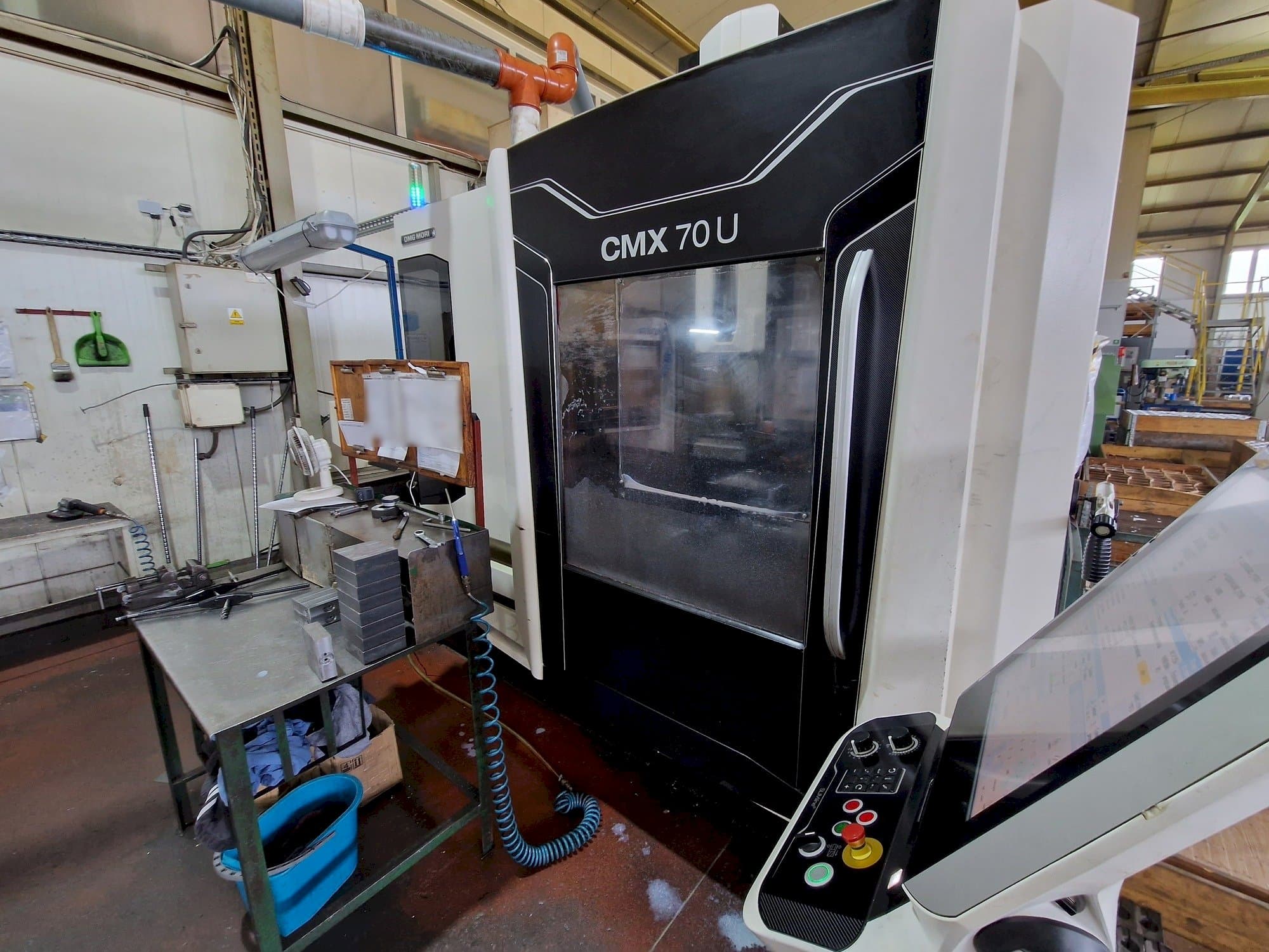 Frontansicht der DMG MORI CMX 70 U Maschine