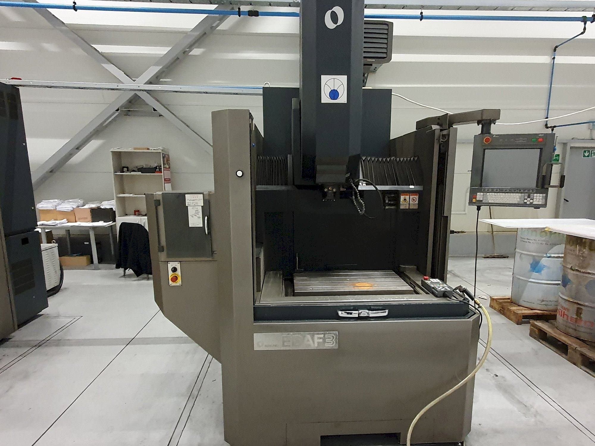 Frontansicht der Makino EDAF3 Maschine
