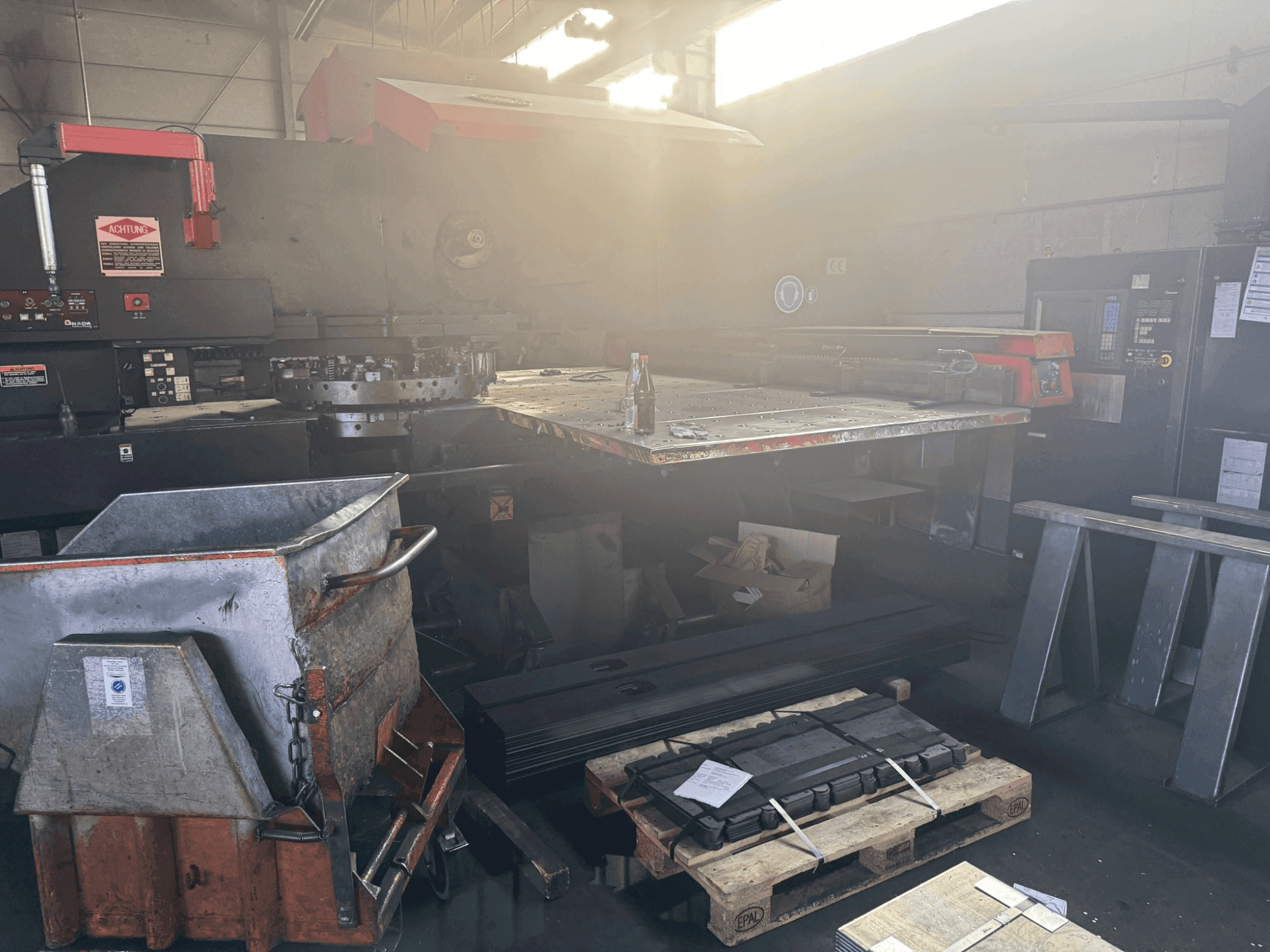 Frontansicht der AMADA PEGA 306072 2000MM  Maschine