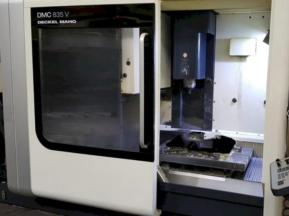 Frontansicht der DECKEL MAHO DMC 835 V Maschine