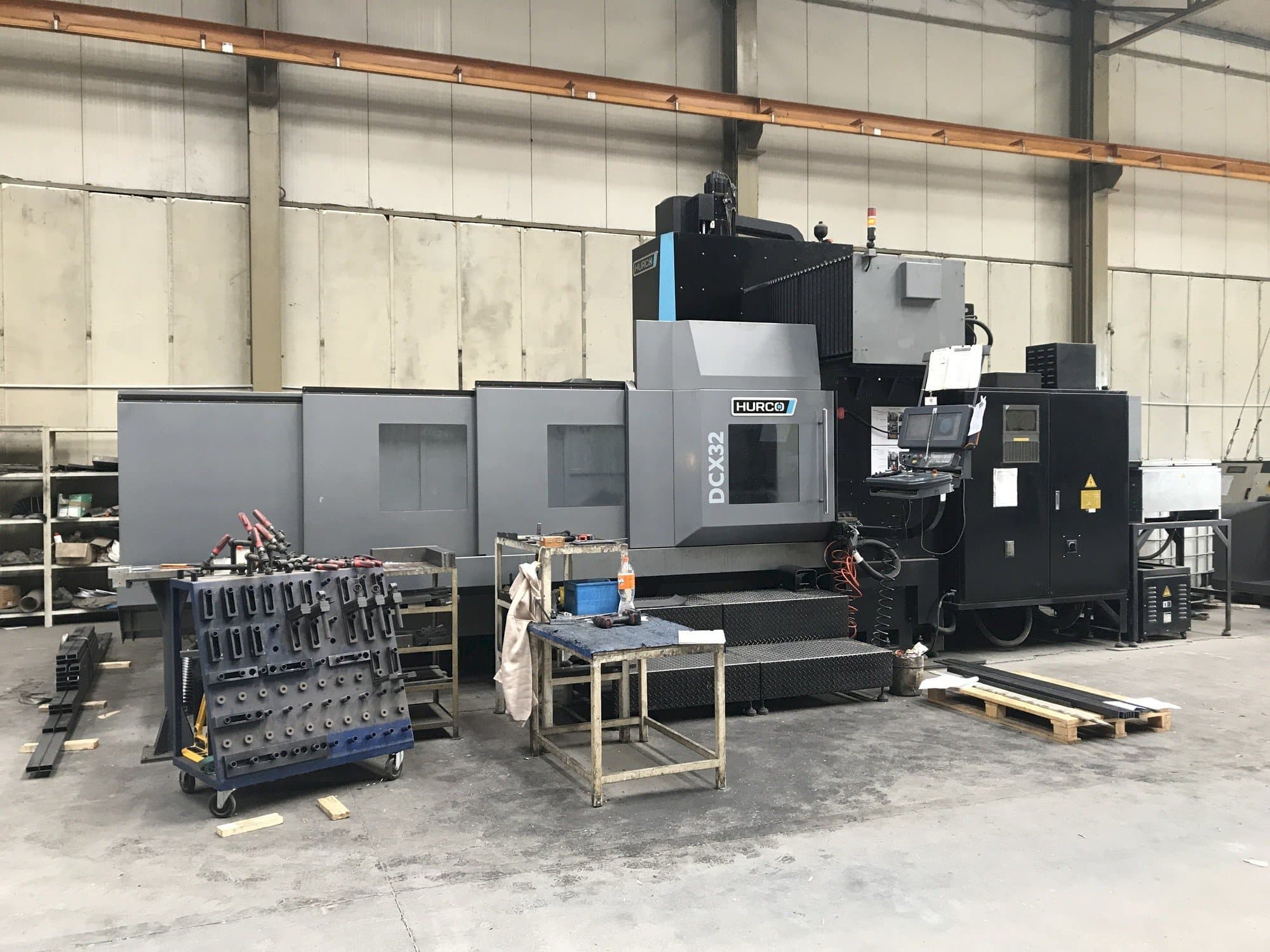 Frontansicht der Hurco DCX32/50T Maschine