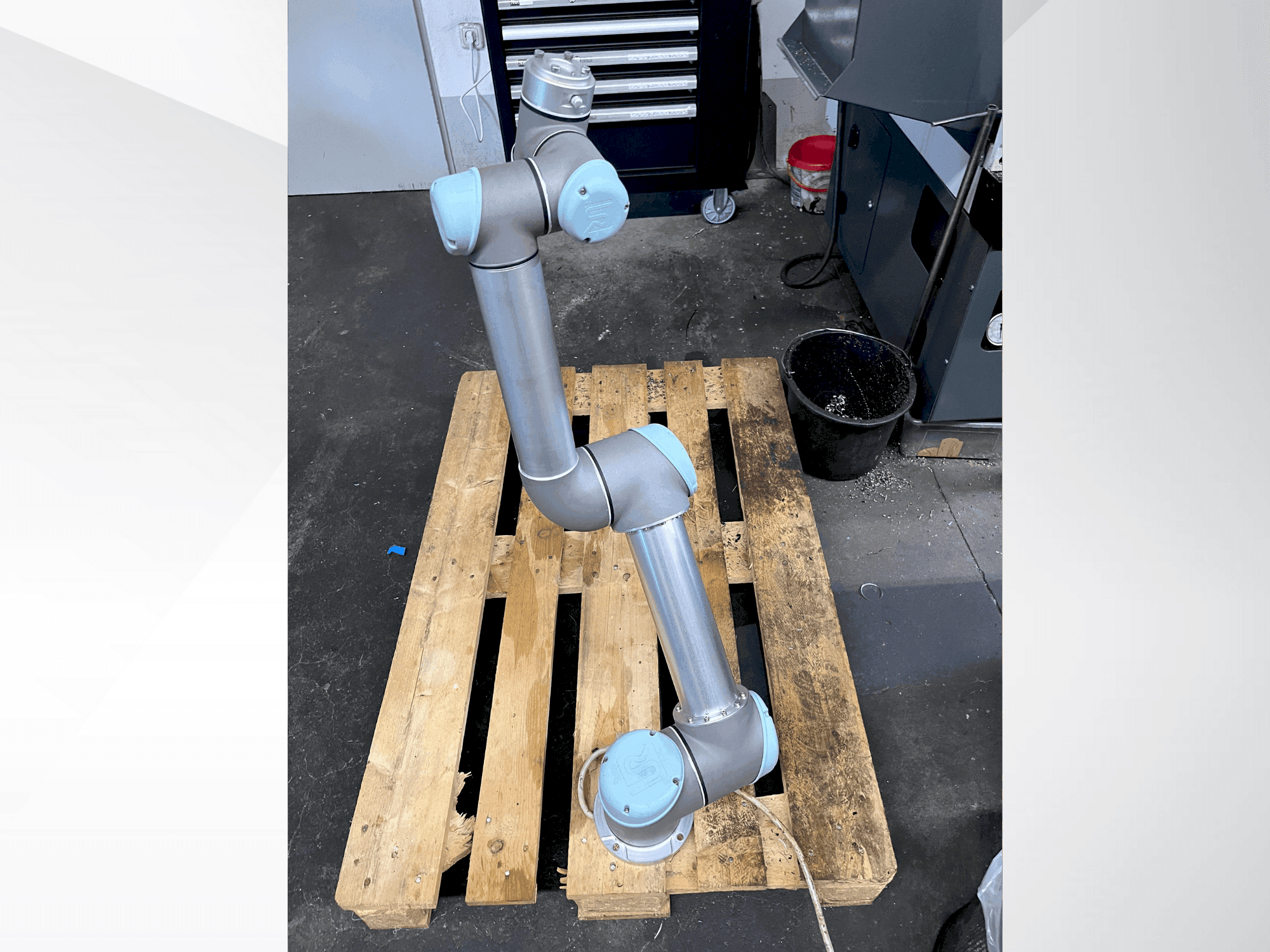 Frontansicht der Universal Robots UR5 CB3.1  Maschine