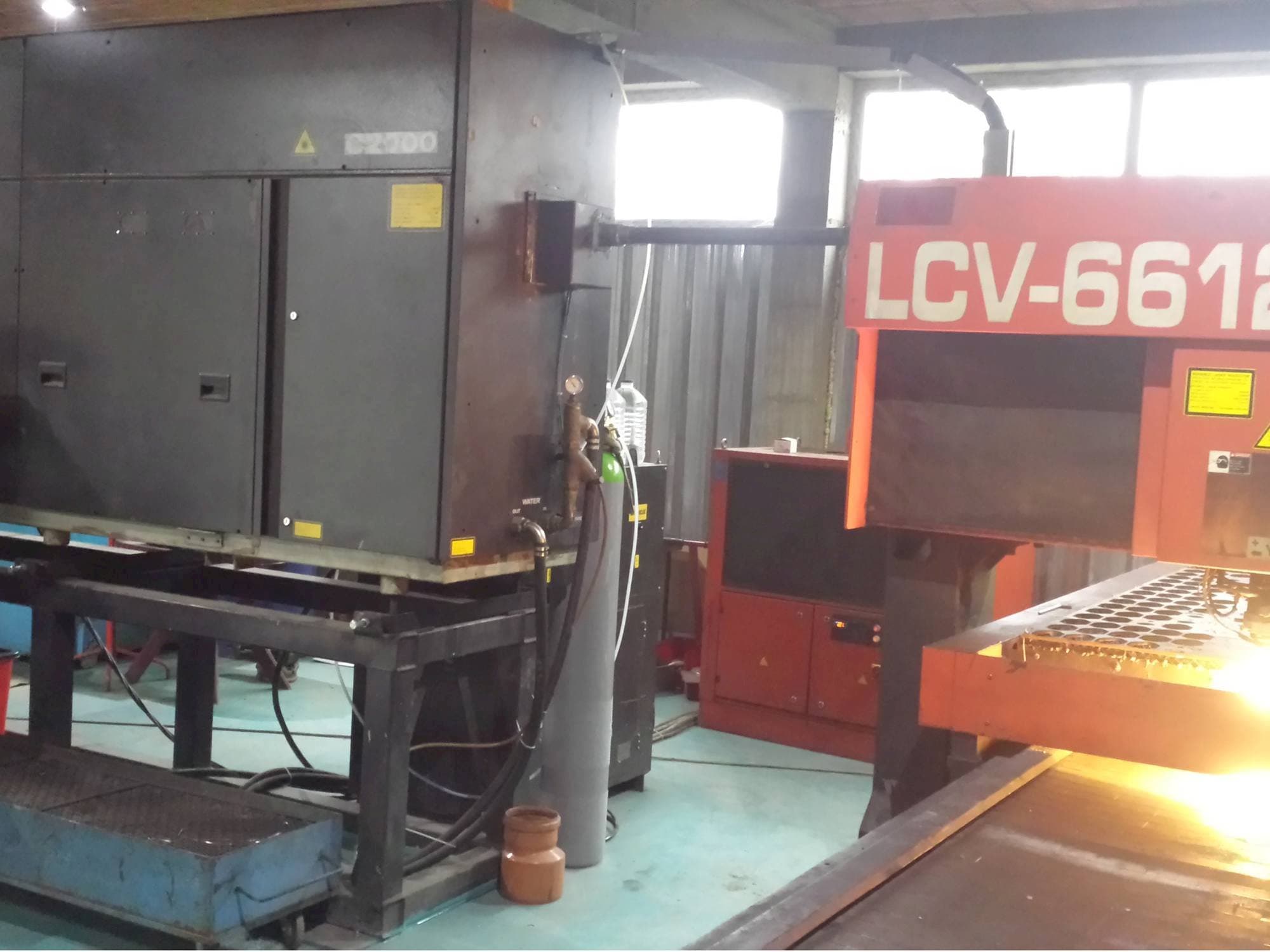 Frontansicht der AMADA LCV 6612 II Maschine