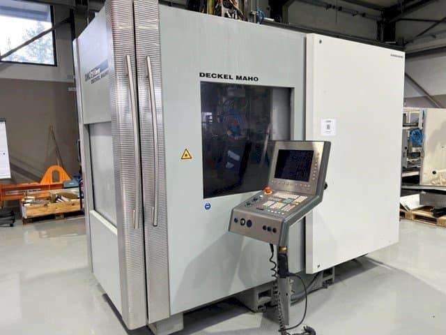 Frontansicht der DECKEL MAHO DMC 75 V linear Maschine