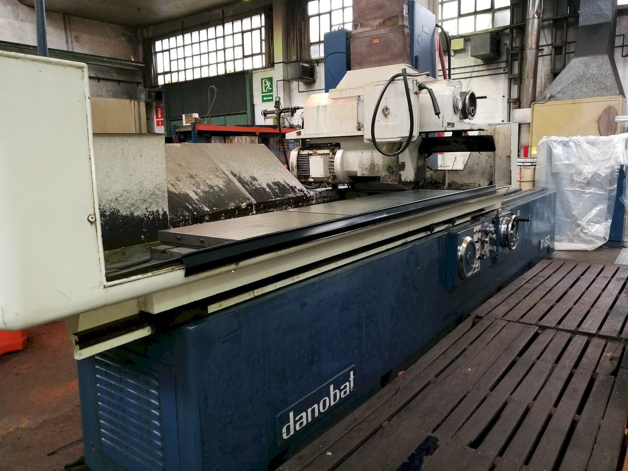 Frontansicht der DANOBAT RT-2500 Maschine