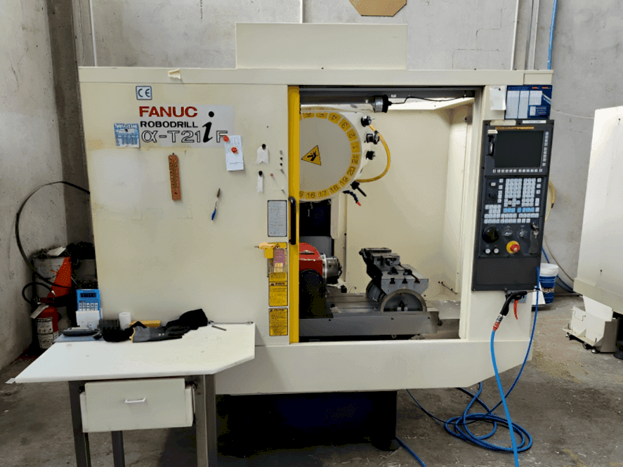 Frontansicht der FANUC Robodrill Alpha T21iF Maschine