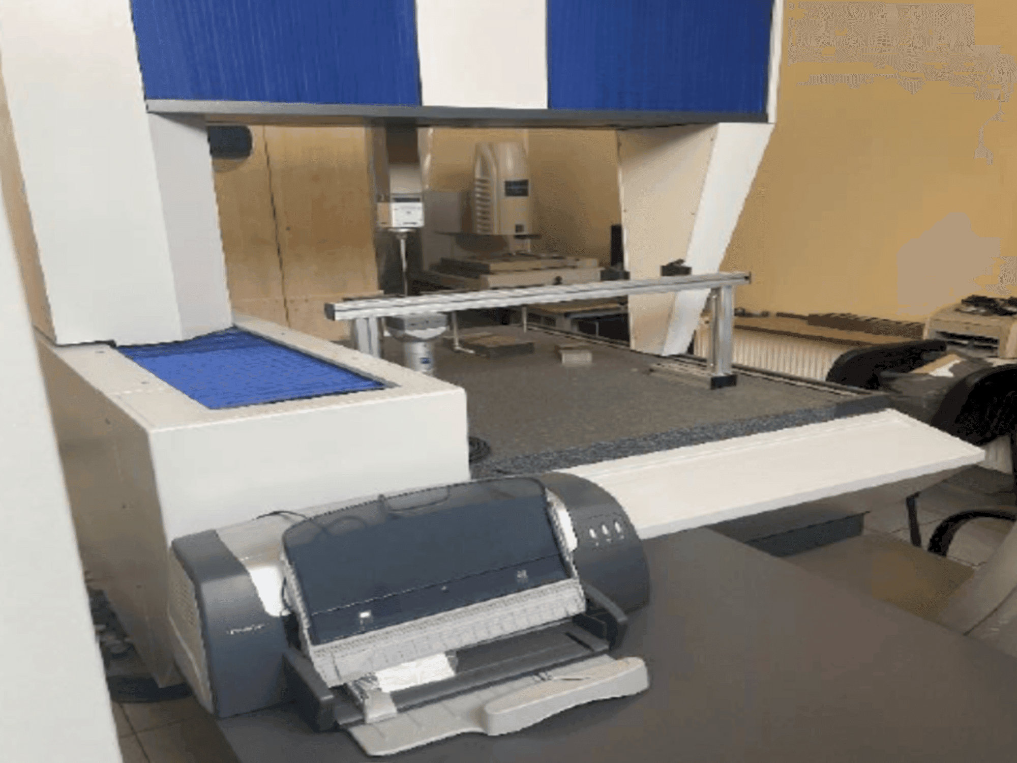 Frontansicht der ZEISS Prismo 7 Vario  Maschine