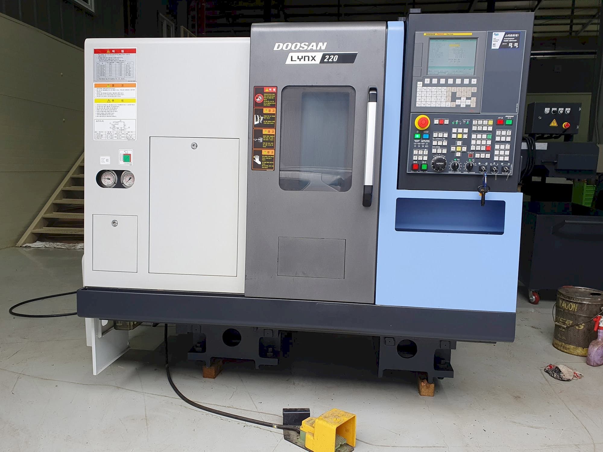 Frontansicht der Doosan LYNX220C Maschine