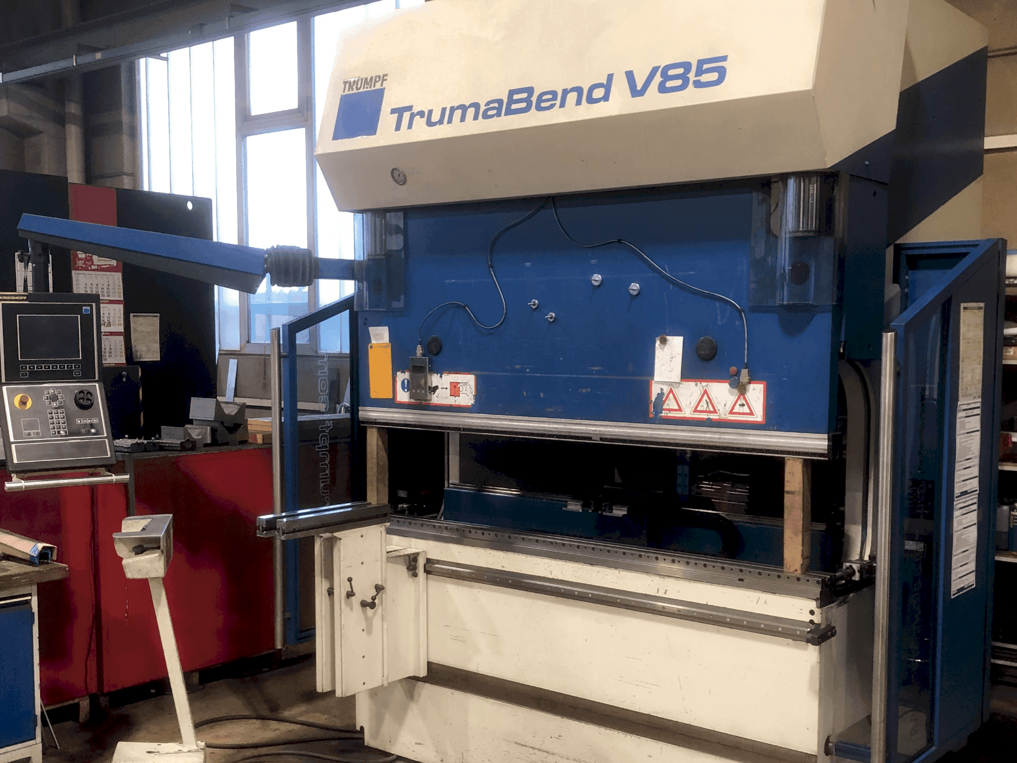 Frontansicht der TRUMPF TrumaBend V85X  Maschine