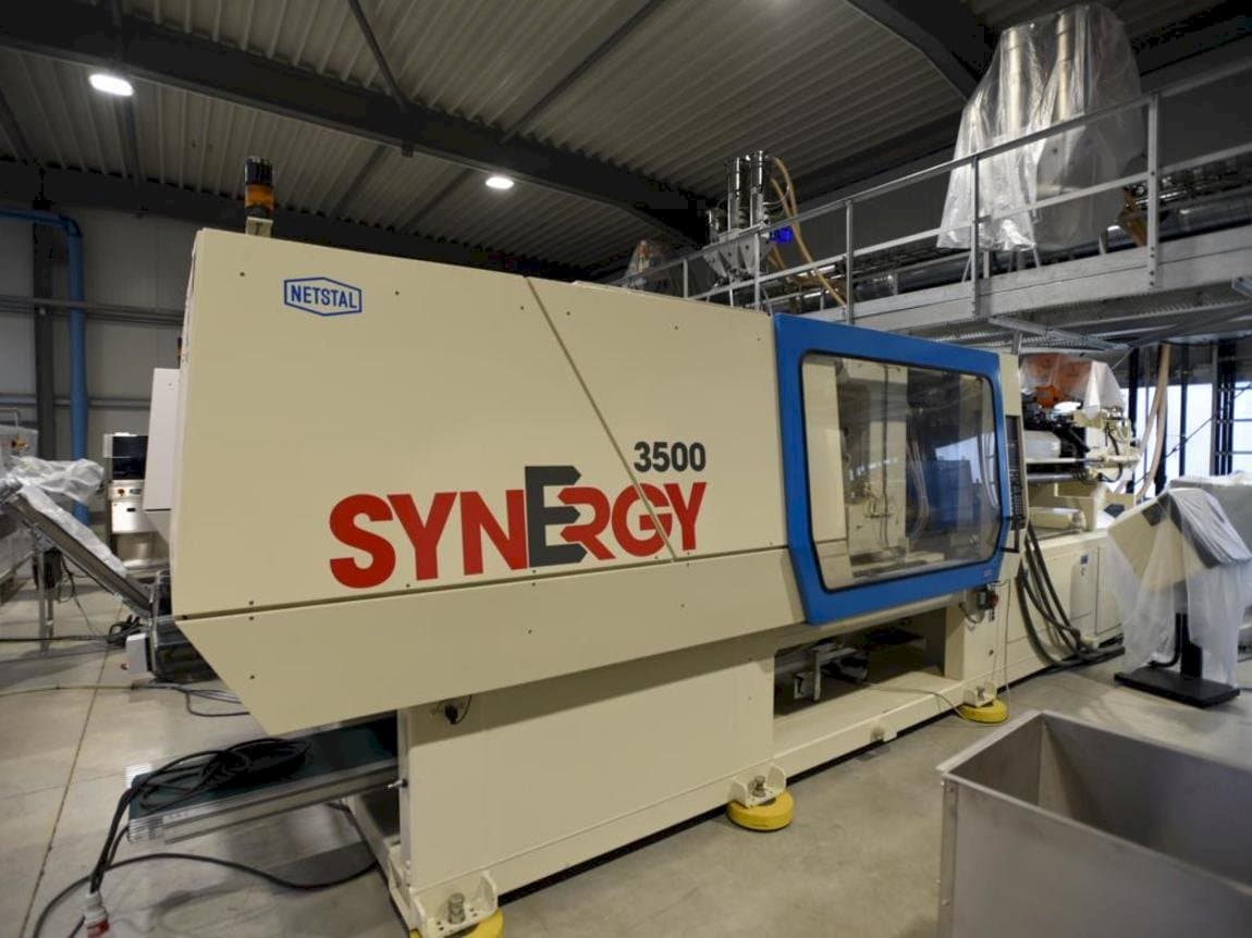 Frontansicht der Netstal SynErgy 3500-1700 Maschine