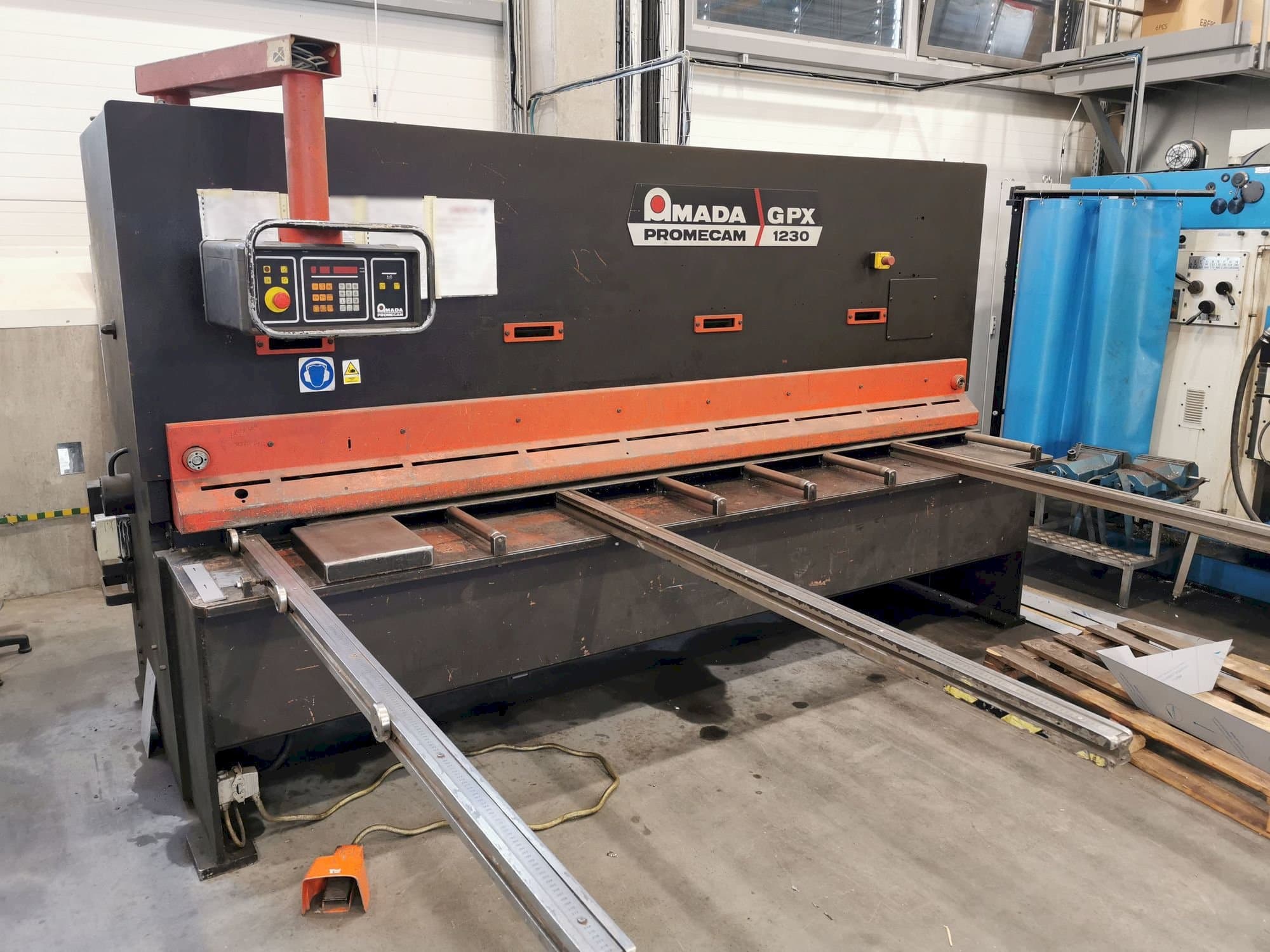 Frontansicht der AMADA GPX 1230 Maschine