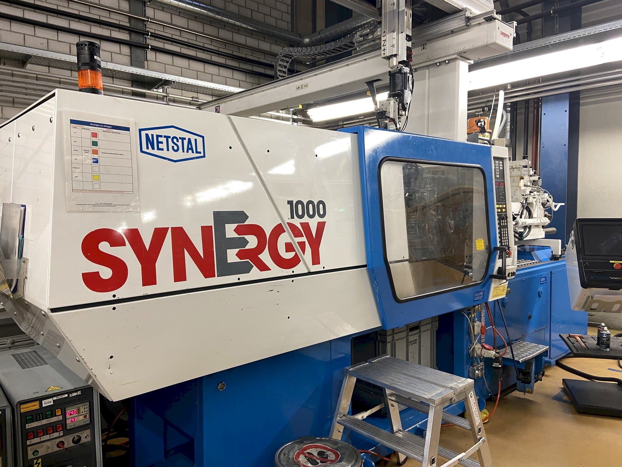Frontansicht der Netstal Synergy 1000-230  Maschine