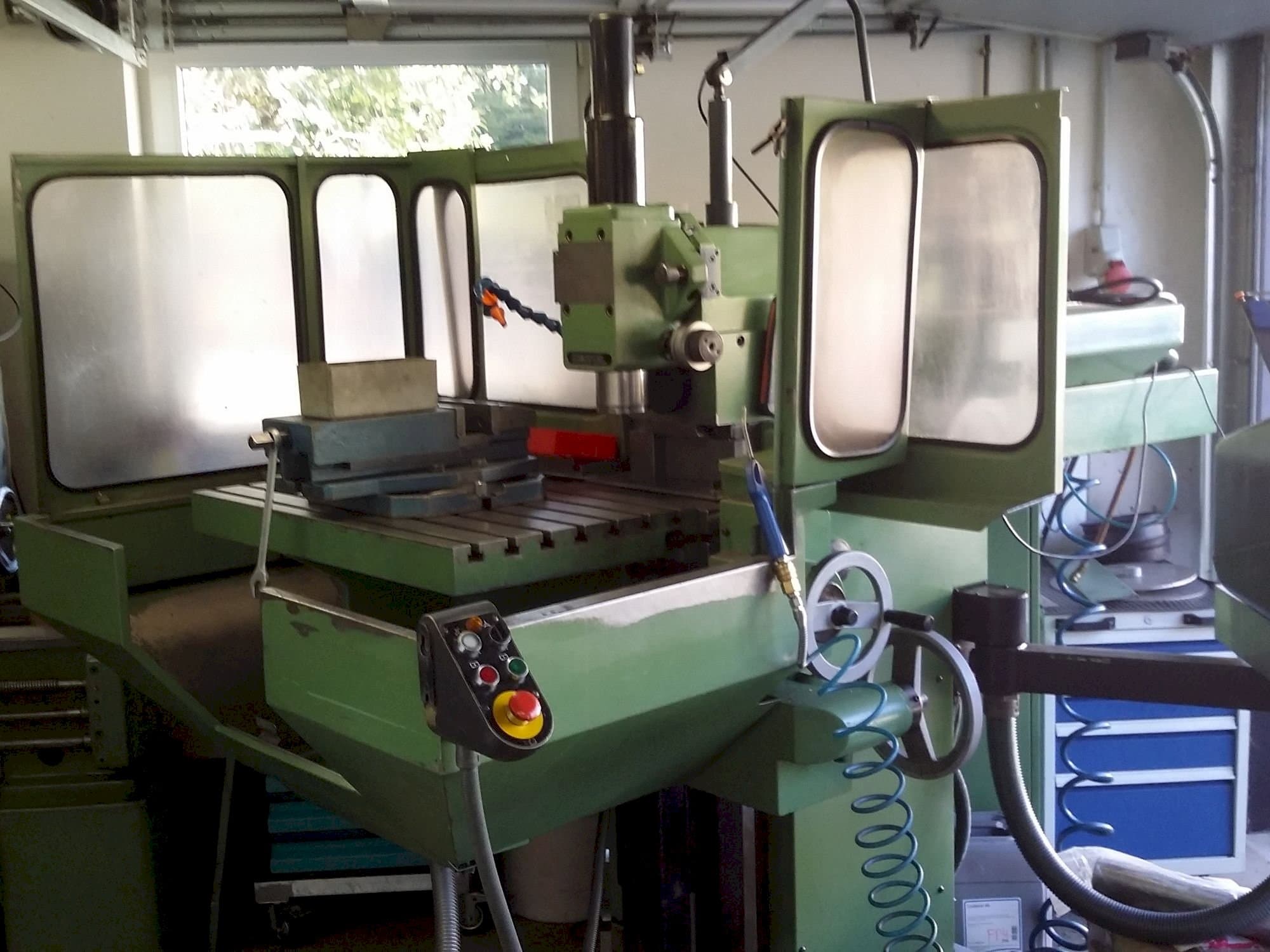 Frontansicht der DECKEL FP4A  Maschine