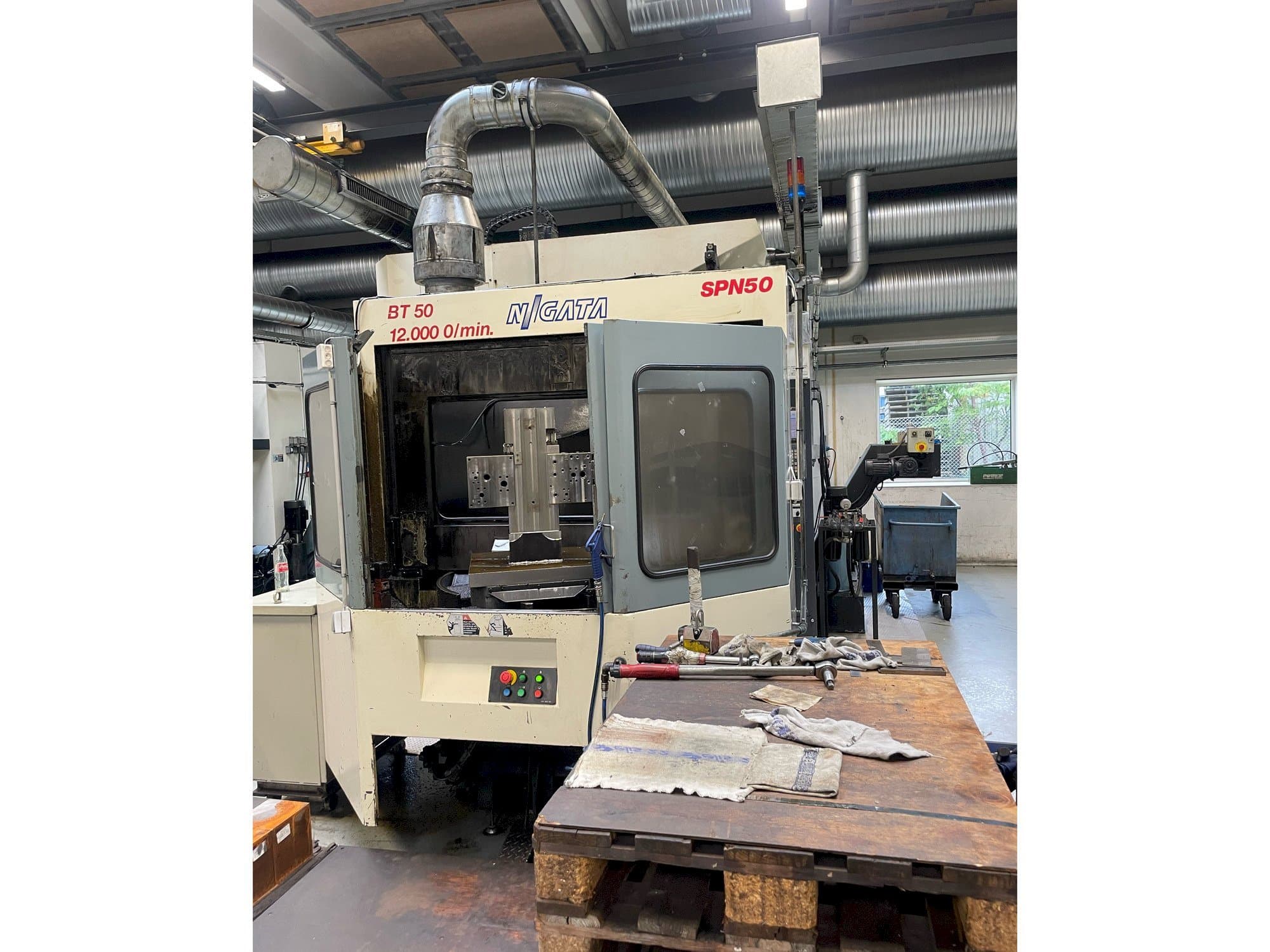 Frontansicht der Niigata SPN 50 Maschine