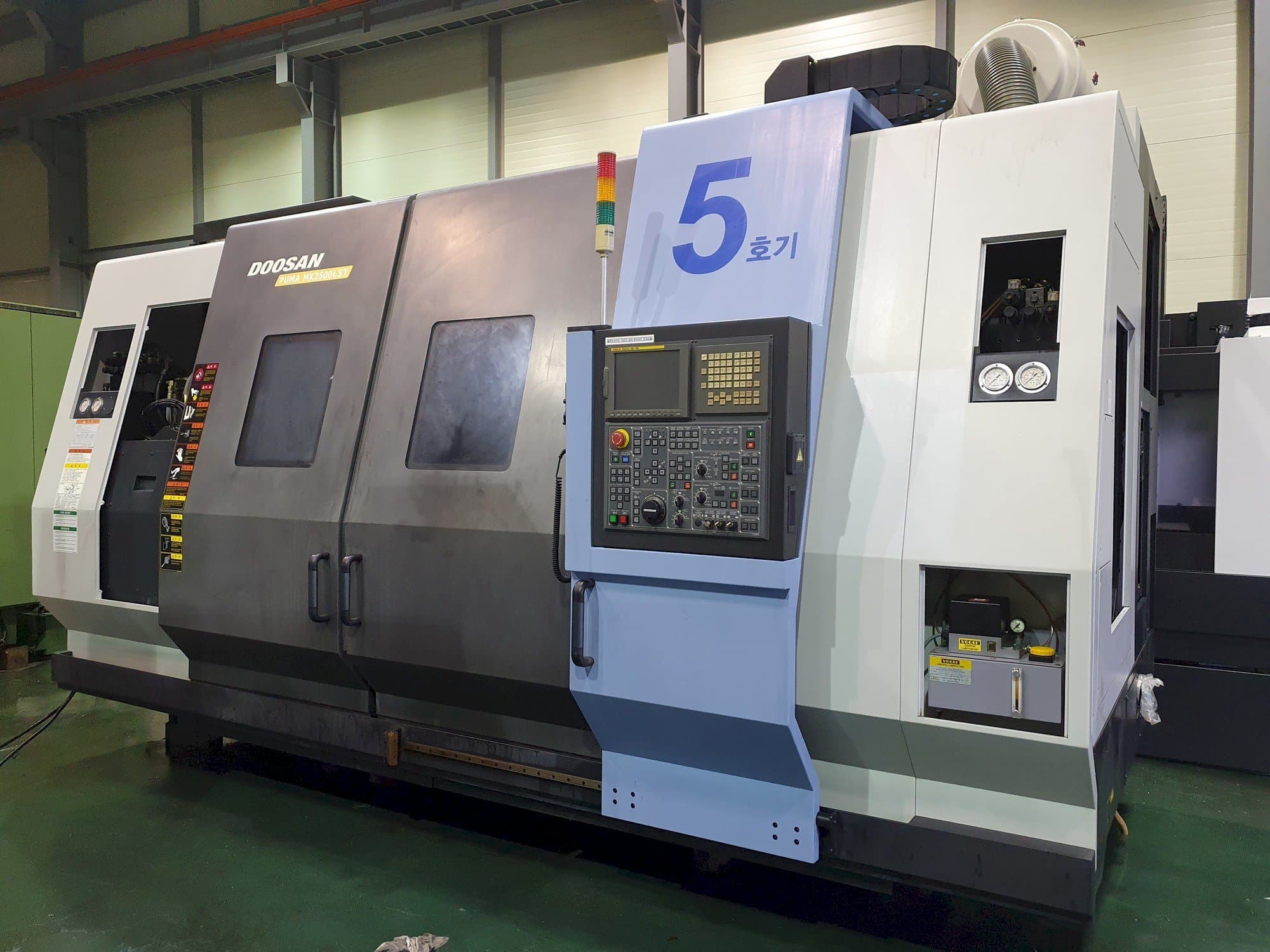 Frontansicht der Doosan Puma MX2500LST Maschine