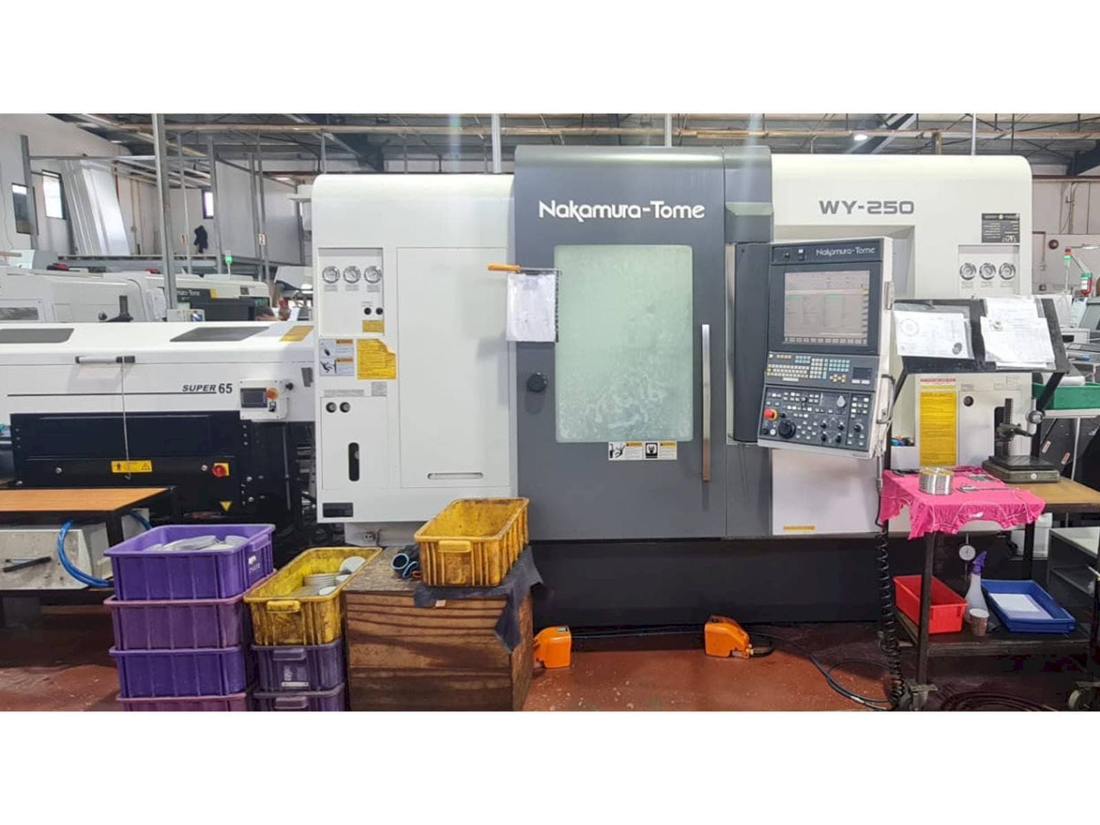 Frontansicht der NAKAMURA-TOME WY 250 Maschine