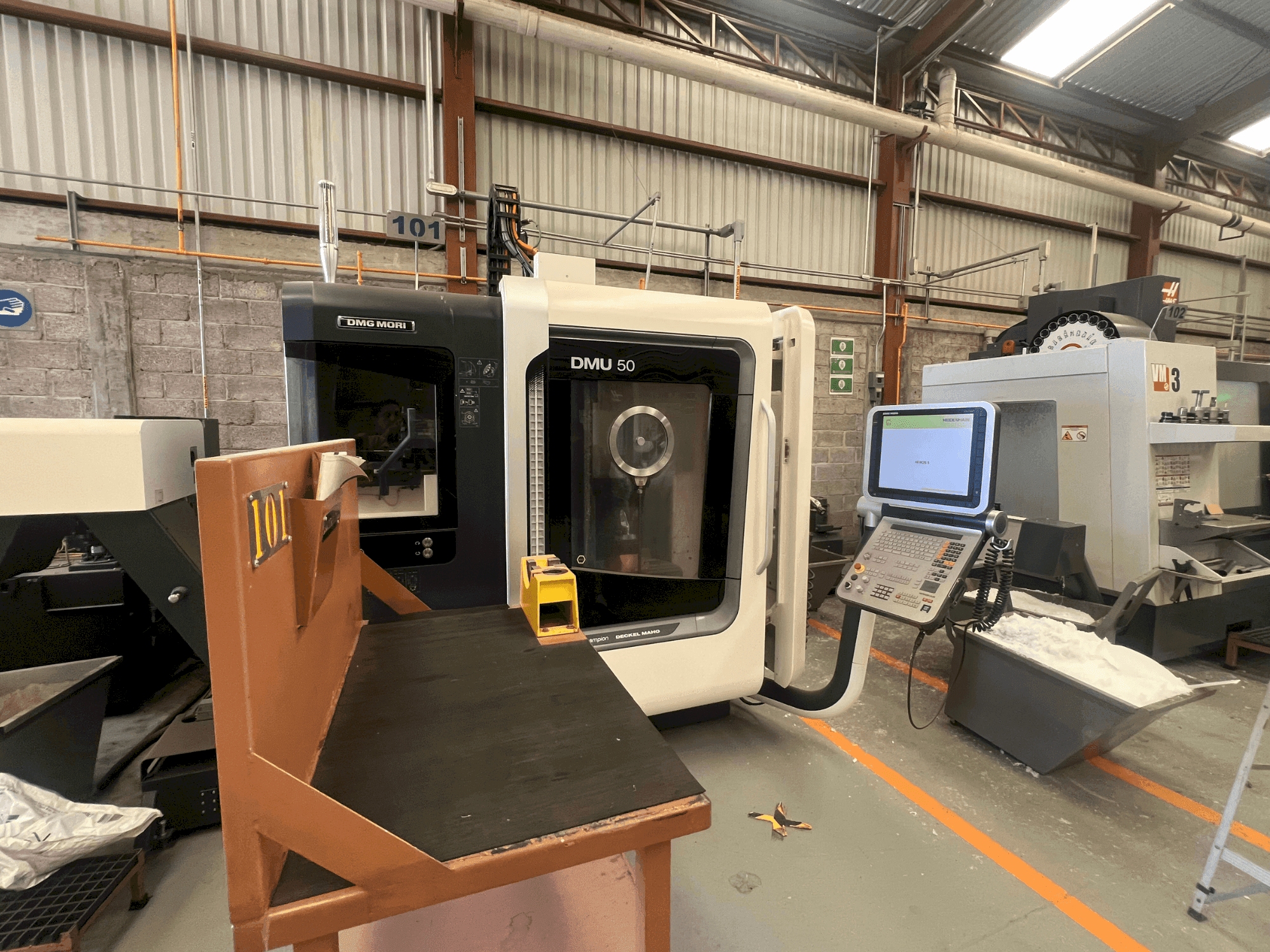 Frontansicht der DMG MORI DMU 50 Maschine