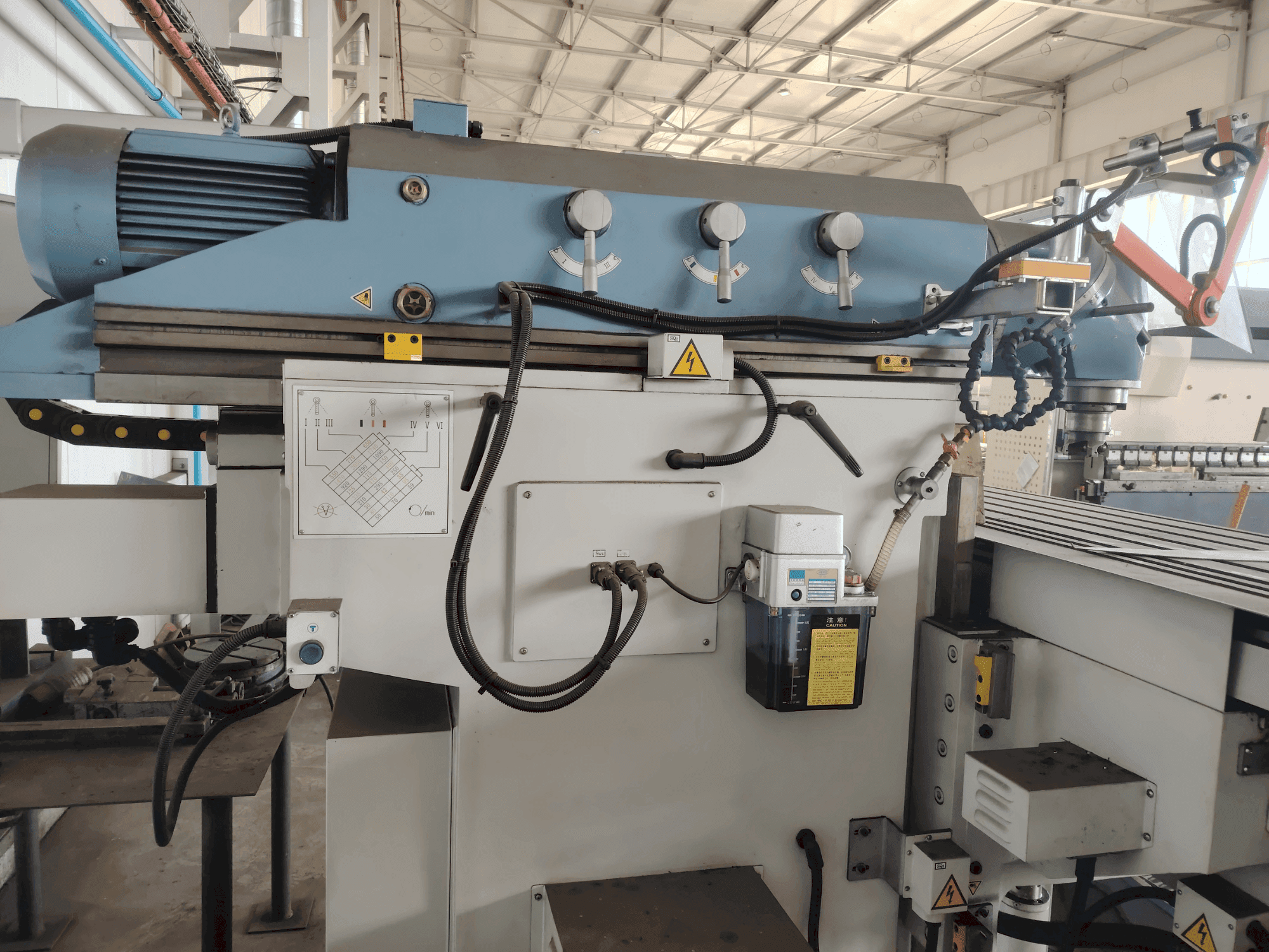 Frontansicht der Bernardo Variomill FU 2000E Servo Maschine