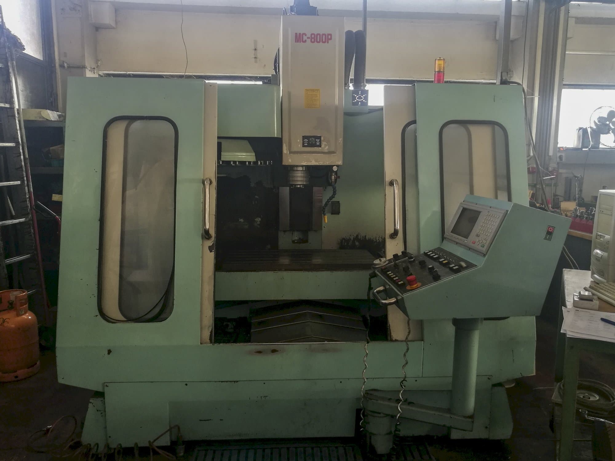 Frontansicht der Eumach MC-800P Maschine