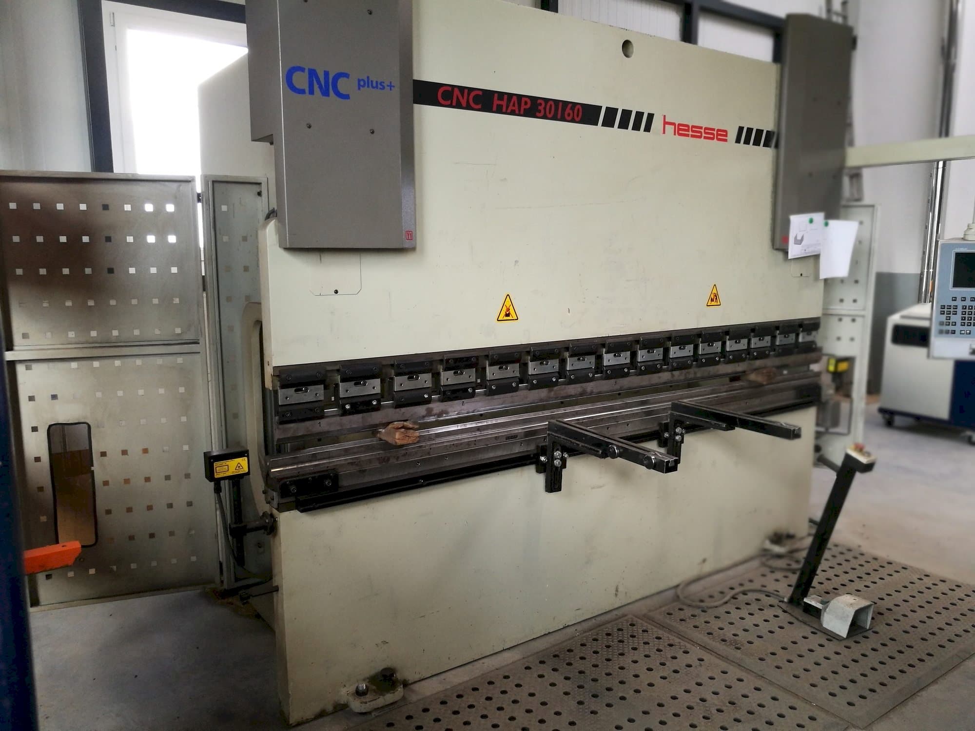 Frontansicht der Hesse CNC HAP 30160 Maschine