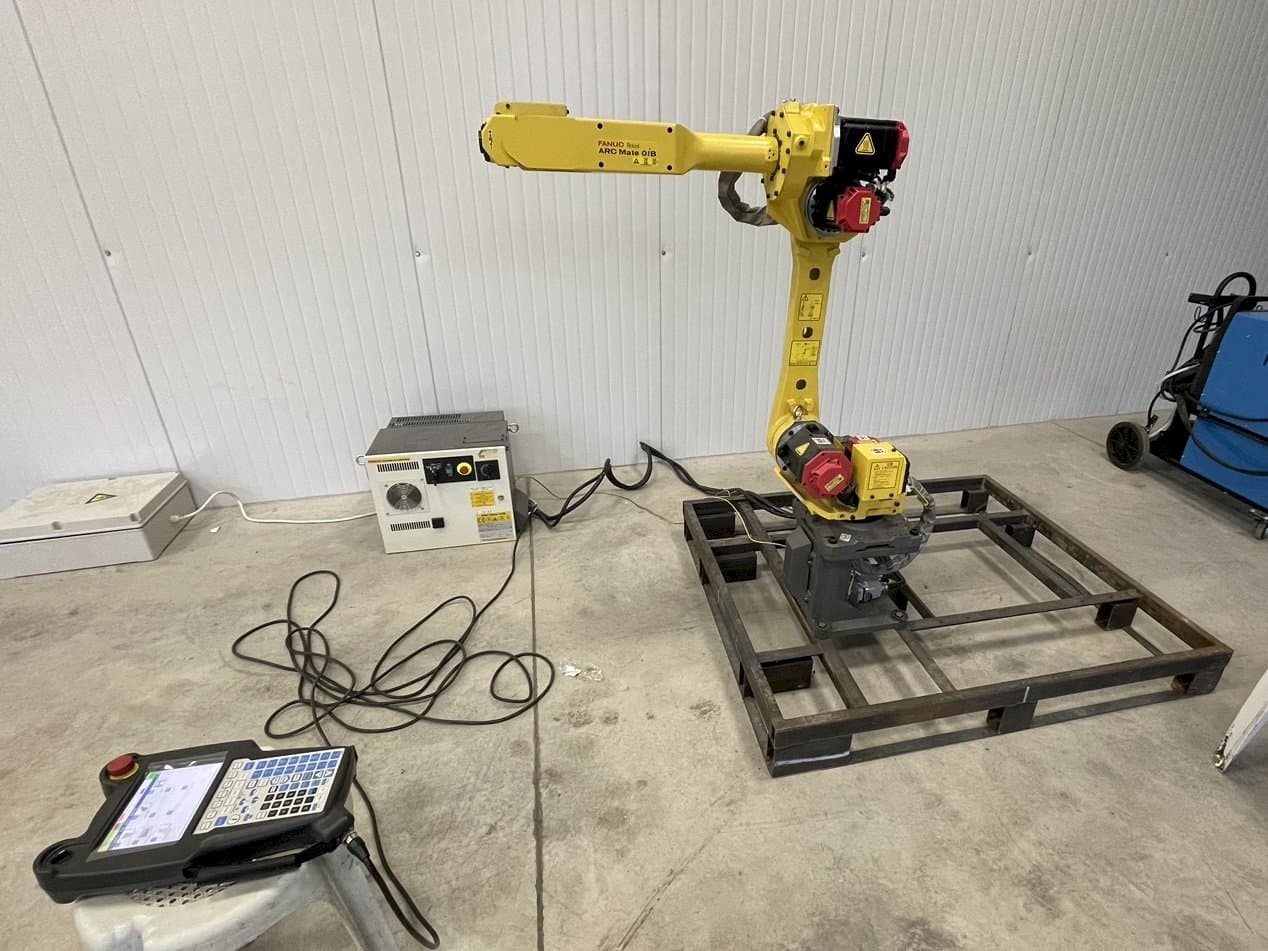 Frontansicht der FANUC Arc mate 0iB Maschine