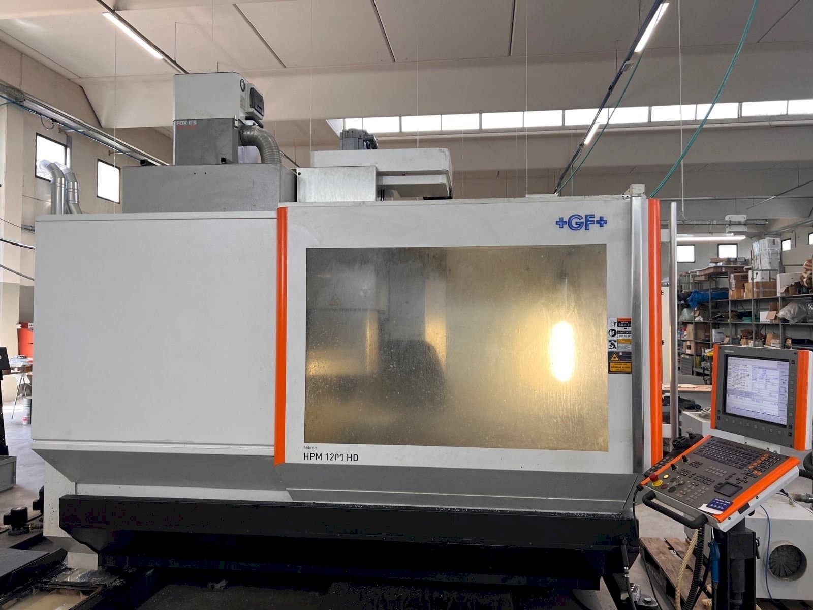 Frontansicht der MIKRON HPM 1200 HD Maschine
