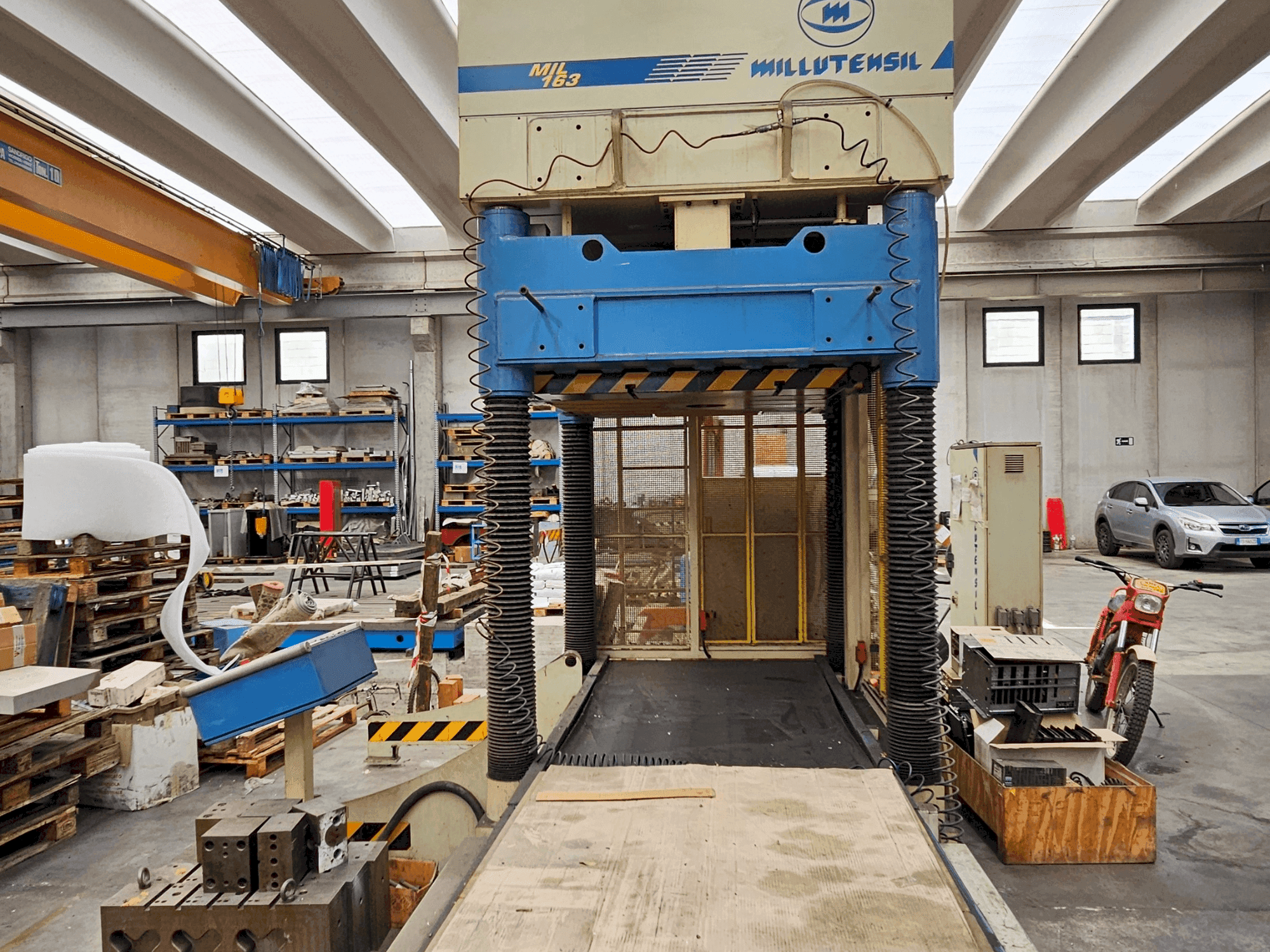 Frontansicht der MILLUTENSIL MIL163  Maschine