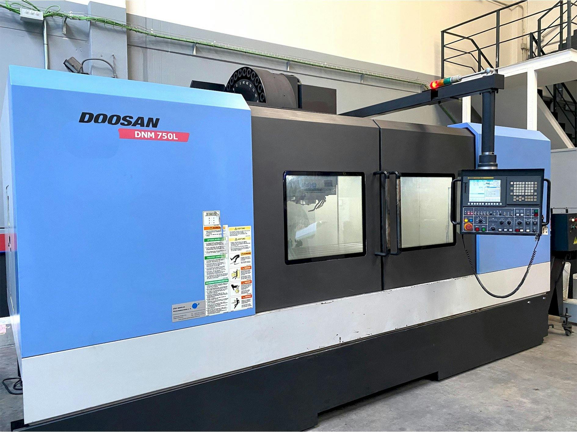 Frontansicht der Doosan DNM705L  Maschine