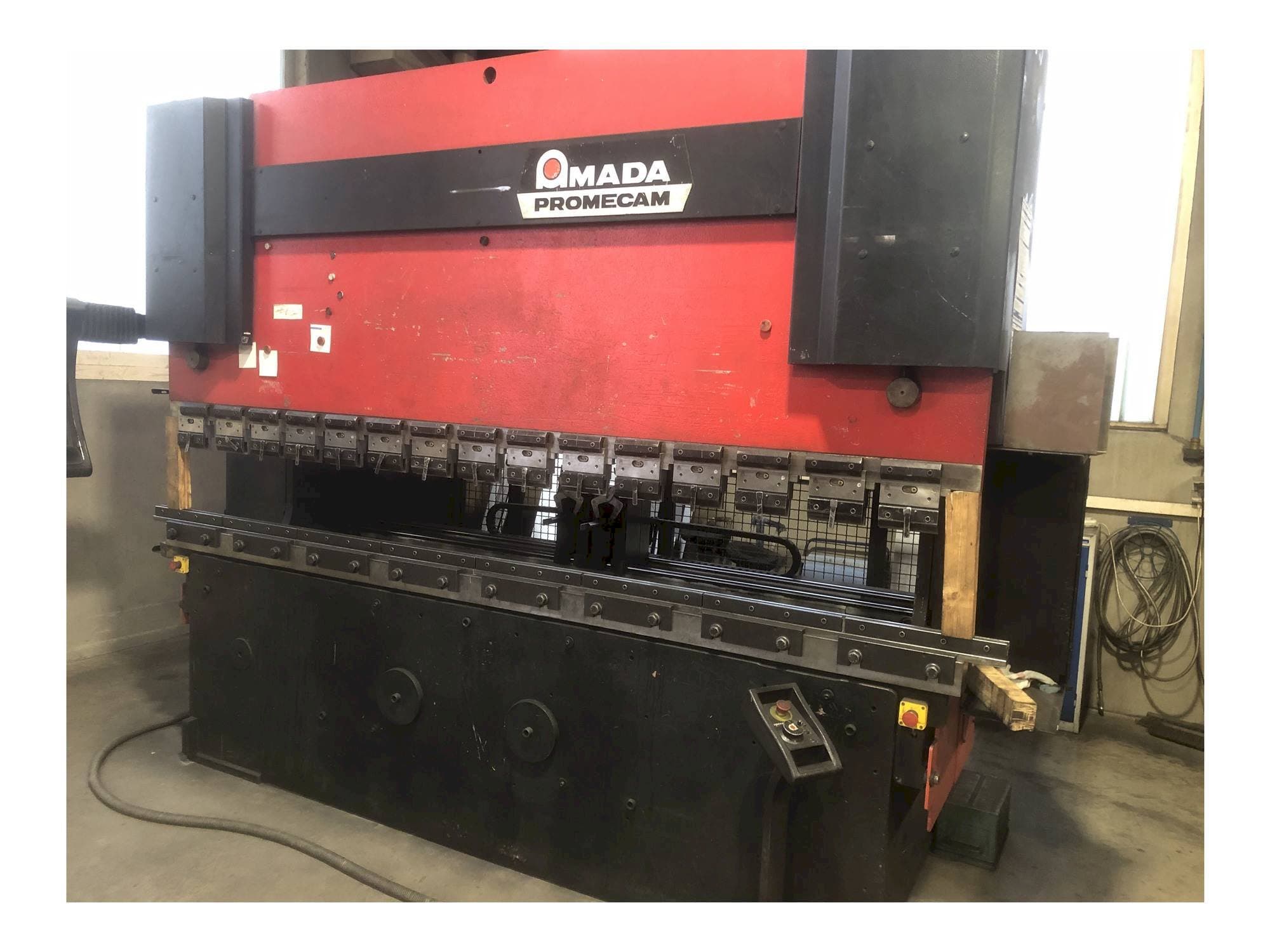 Frontansicht der AMADA HFB 125 Maschine
