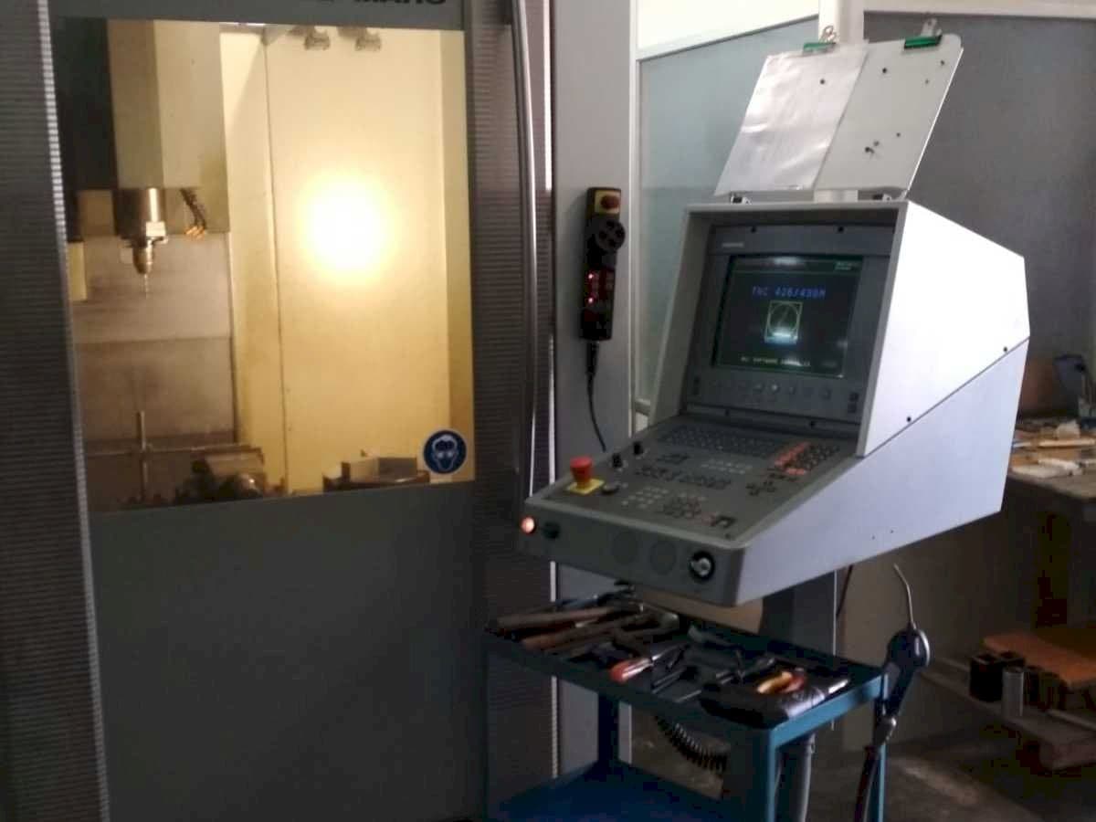 Frontansicht der DECKEL MAHO DMC 63V Maschine