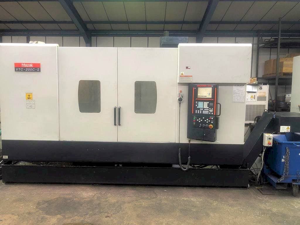 Frontansicht der Mazak VTC-200C-II  Maschine