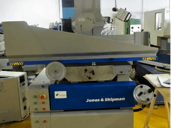 Frontansicht der Jones & Shipman 1400 E  Maschine