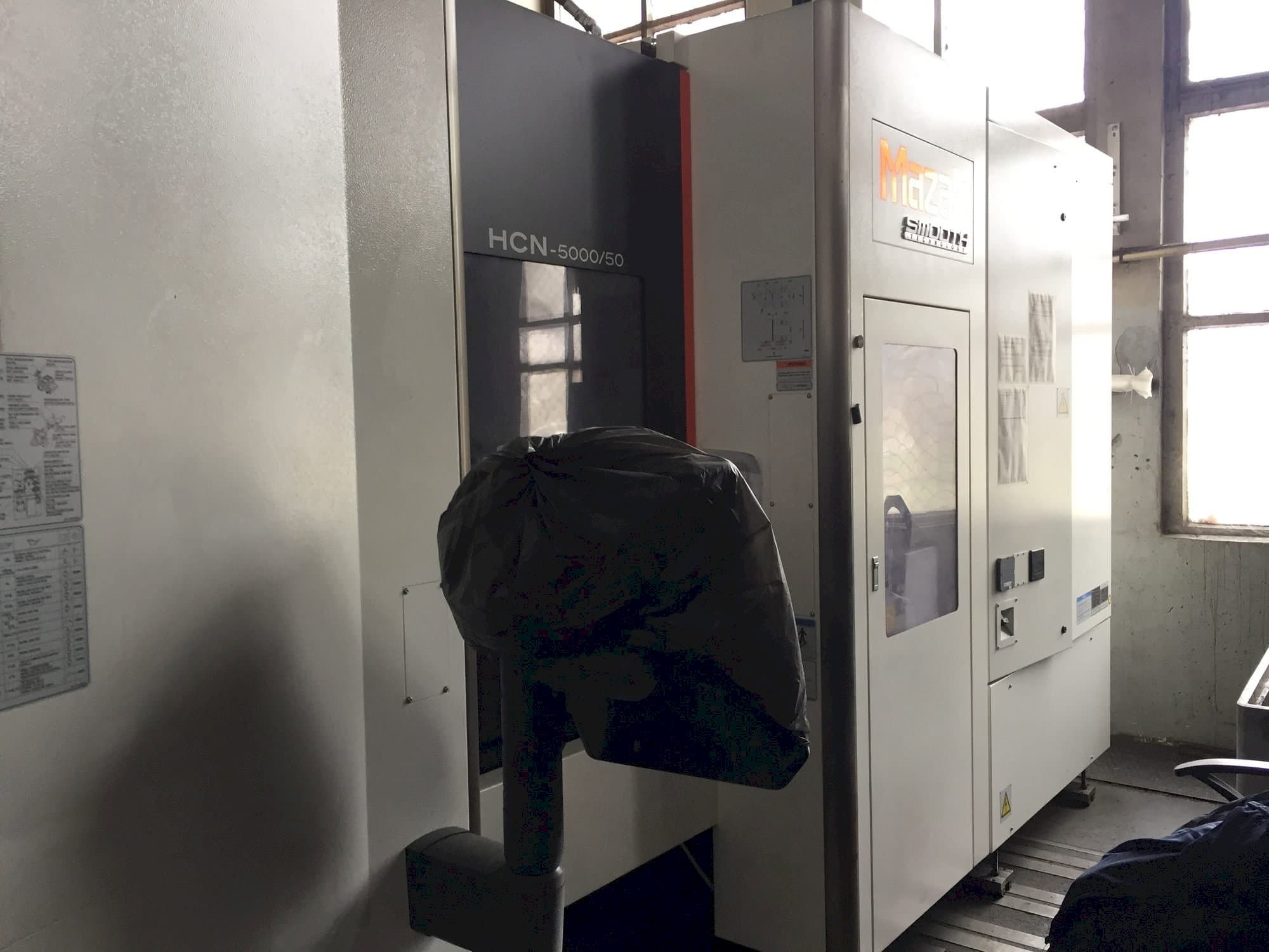 Frontansicht der Mazak HCN-5000/50 Maschine