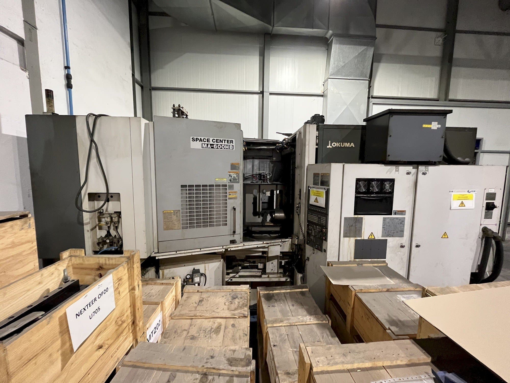 Frontansicht der Okuma MA-600HB Maschine