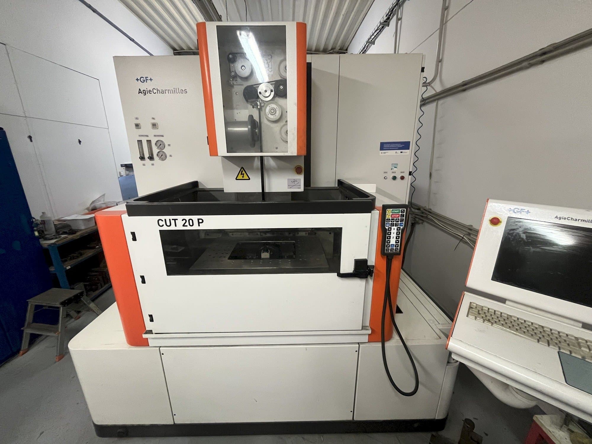 Frontansicht der AgieCharmilles CUT 20 P Maschine