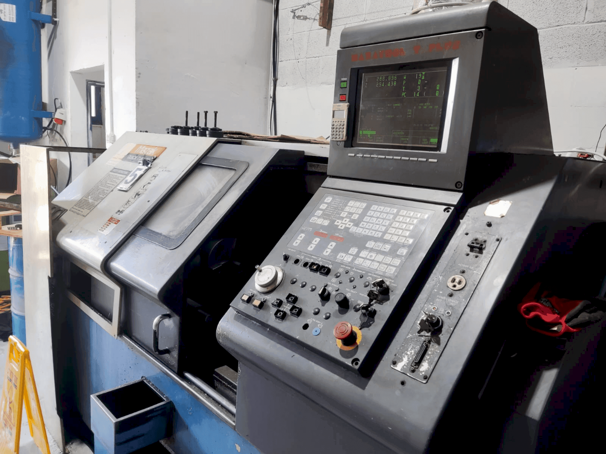 Frontansicht der Mazak Quick Turn 20 (1996)  Maschine