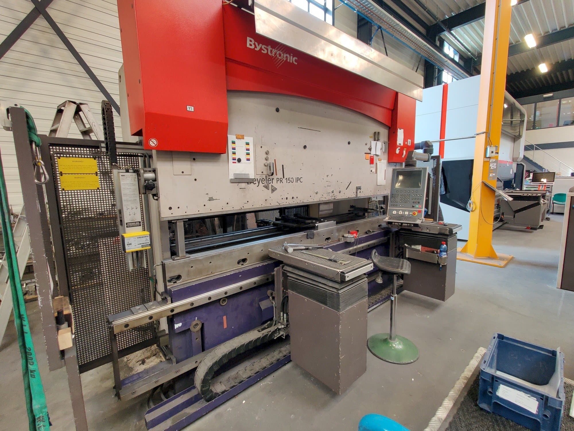 Linke Seitenansicht der Bystronic Beyeler PR 150x3100 Maschine
