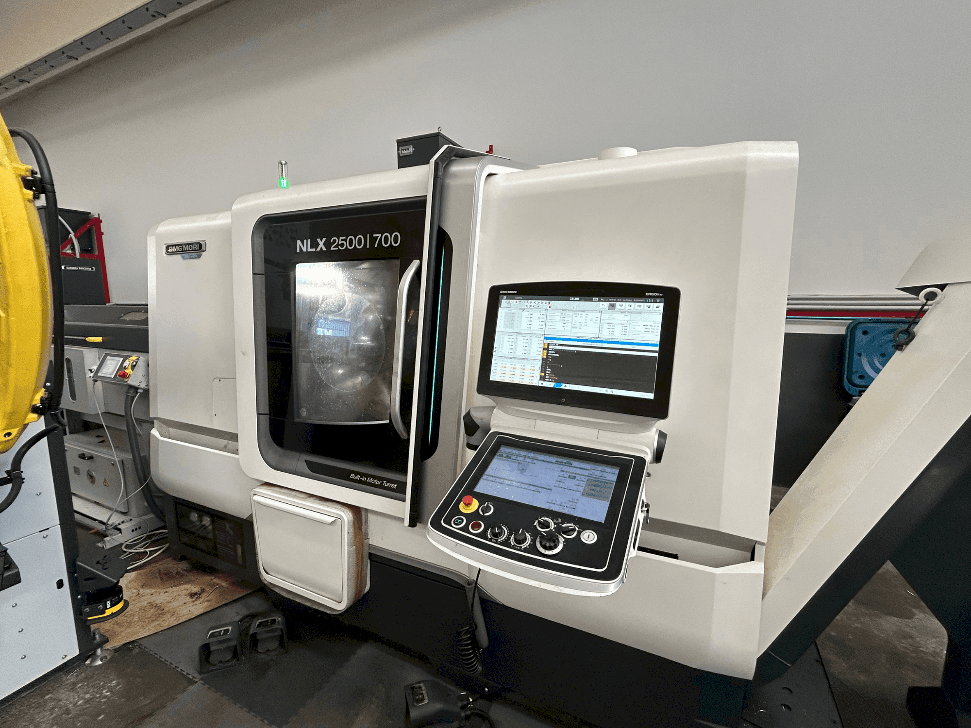 Frontansicht der DMG MORI NLX 2500 SY / 700 Maschine