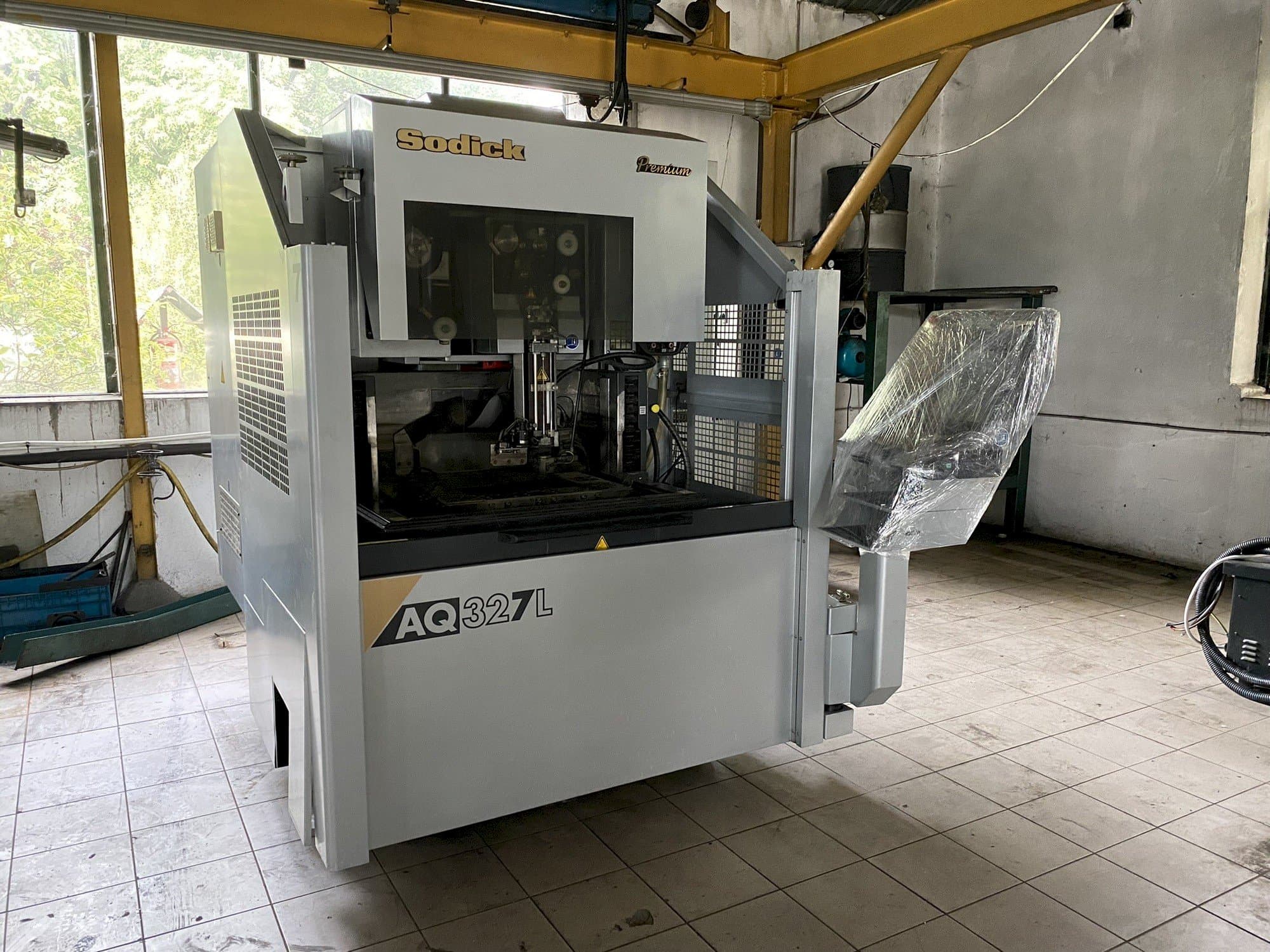 Frontansicht der Sodick AQ327L Maschine