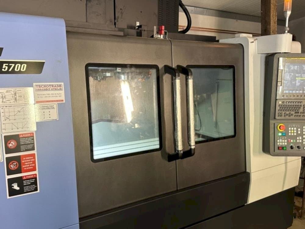 Frontansicht der DOOSAN DNM 5700  Maschine
