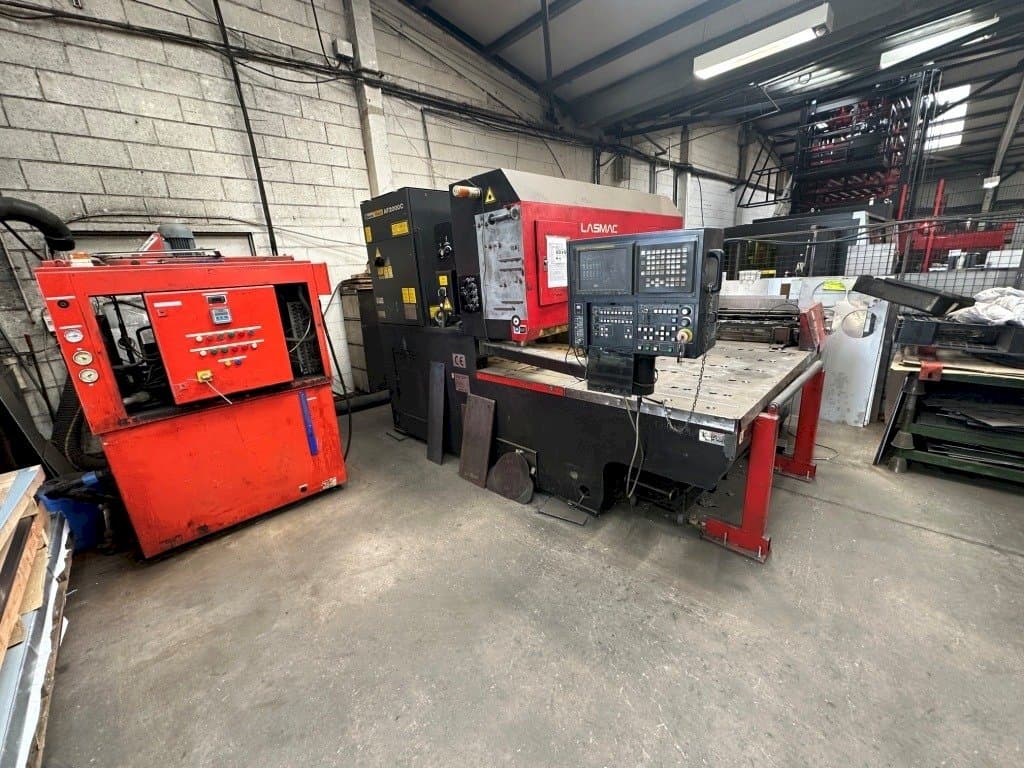 Frontansicht der AMADA Lasmac LC1212A3 Maschine