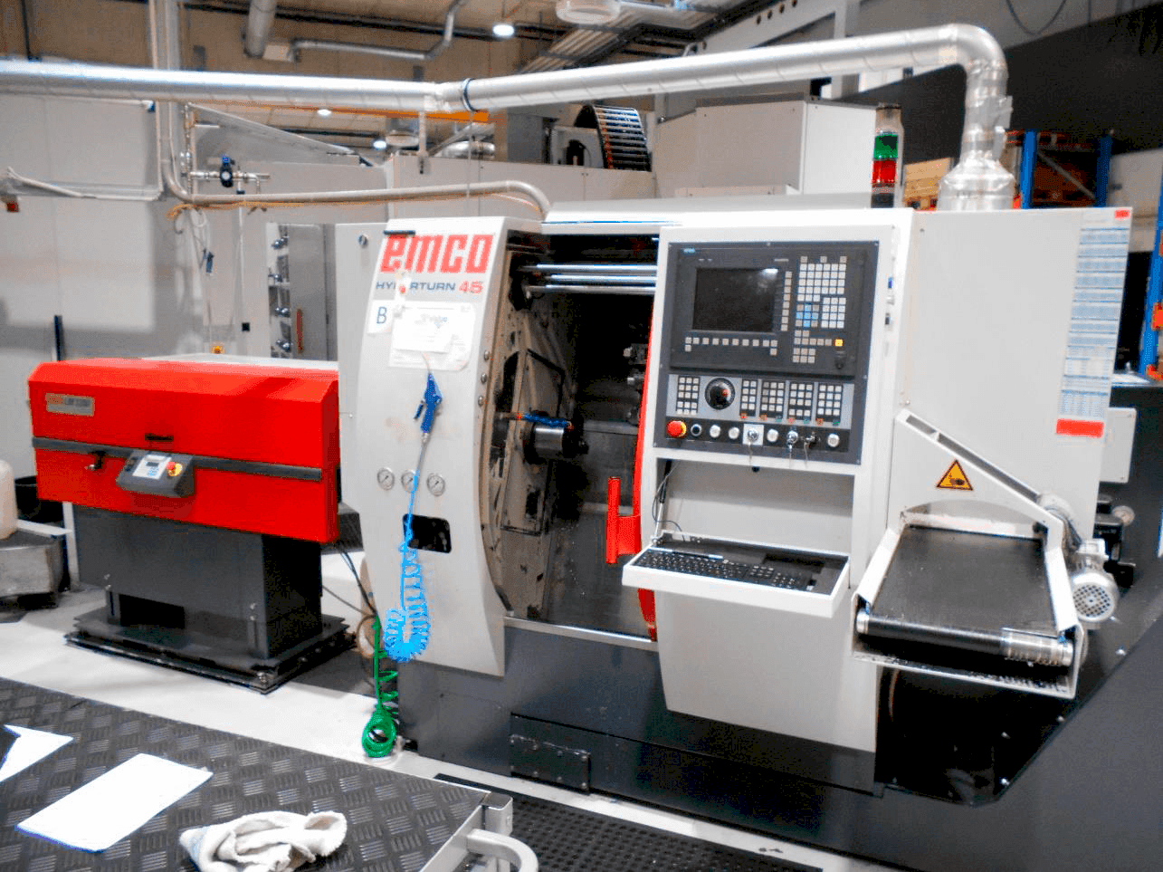 Frontansicht der EMCO Hyperturn 45  Maschine