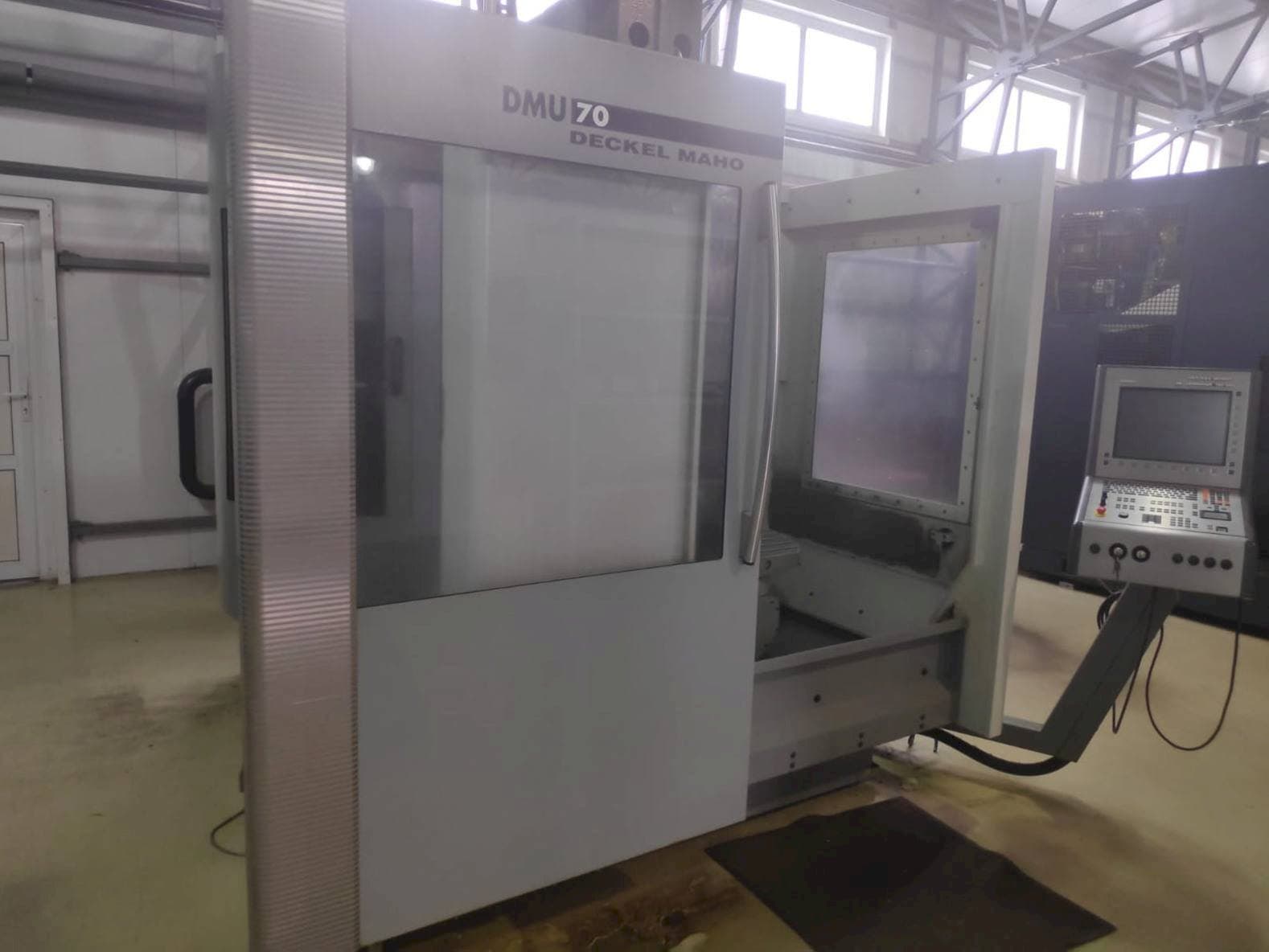 Frontansicht der DECKEL MAHO DMU 70 Maschine