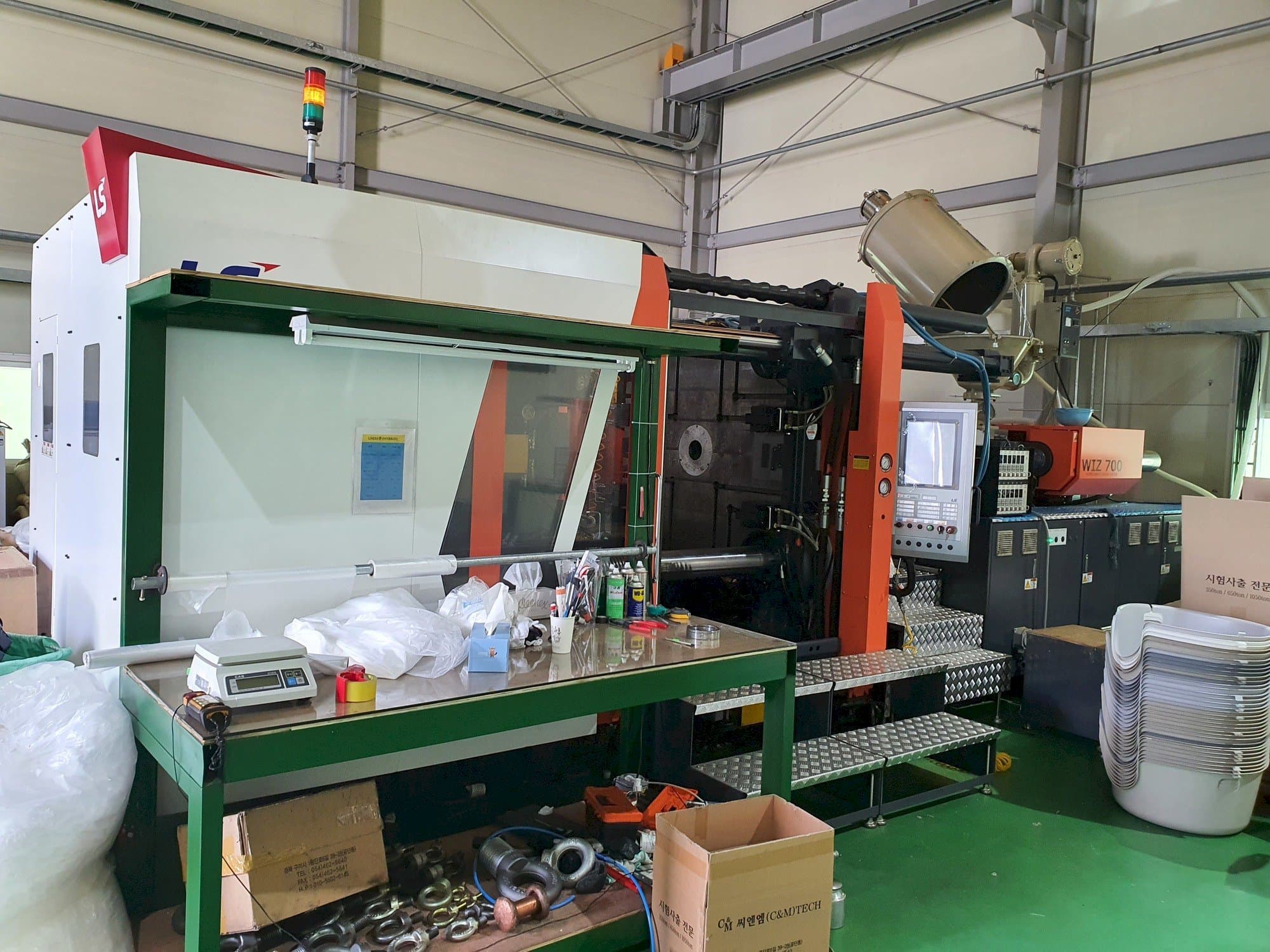 Frontansicht der LS MTRON WIZ700 Maschine