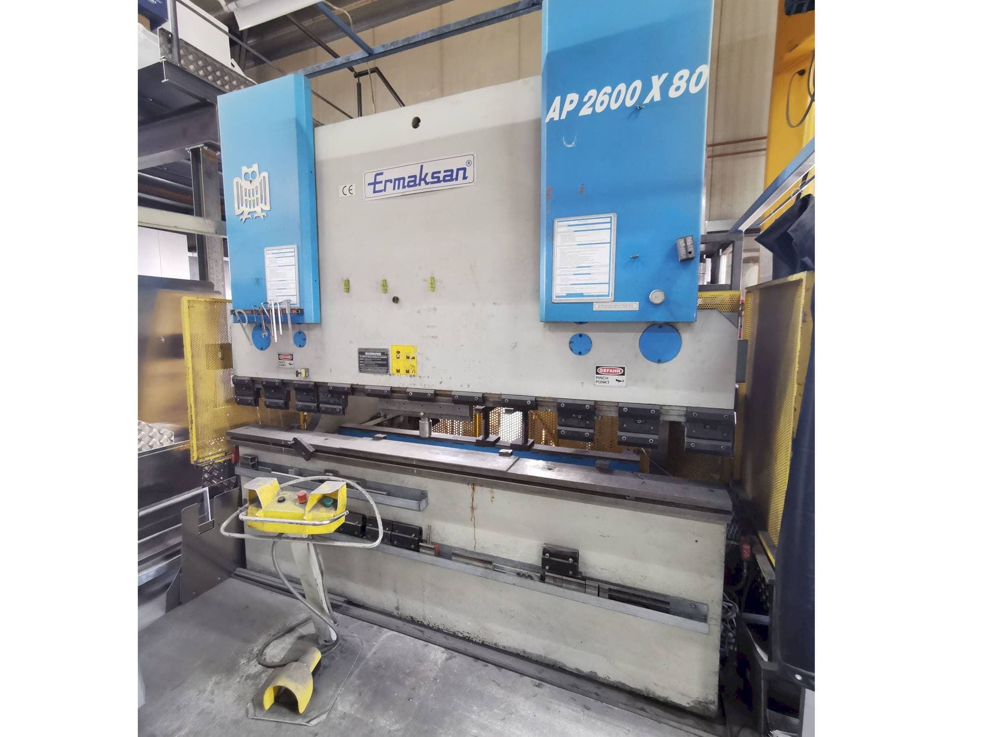 Frontansicht der ERMAKSAN AP 2600 - 80 Maschine