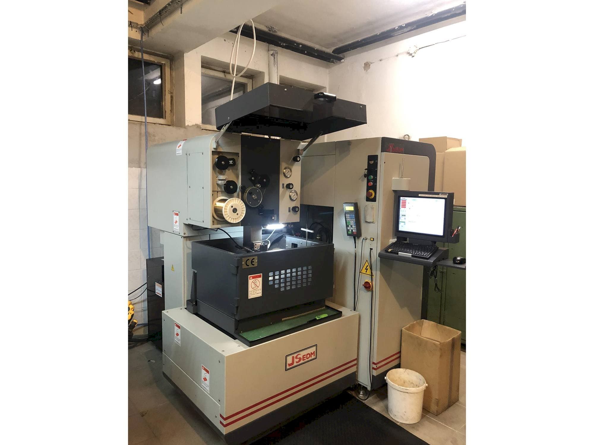 Frontansicht der JS EDM Wi-200s Maschine