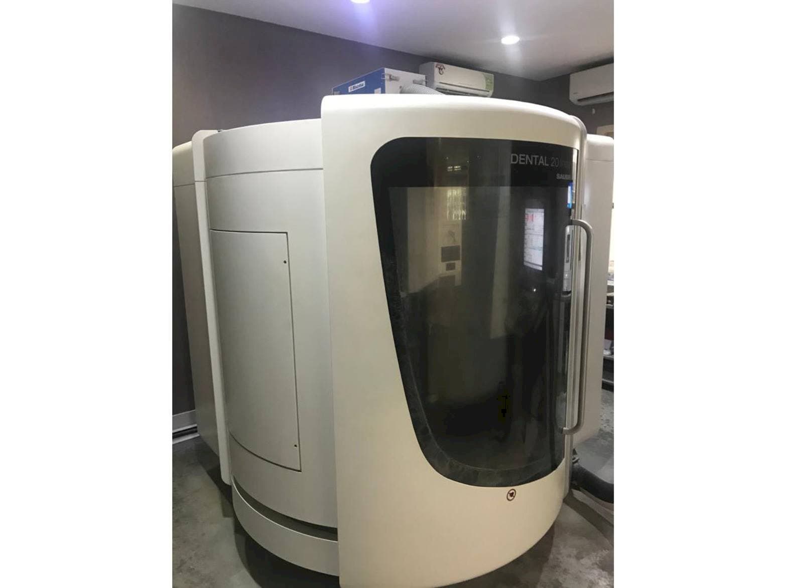Frontansicht der DMG Mori Seiki HSC 20 Linear Dental Sauer Maschine