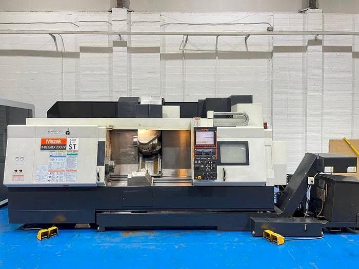 Frontansicht der Mazak Integrex 200IV ST Maschine